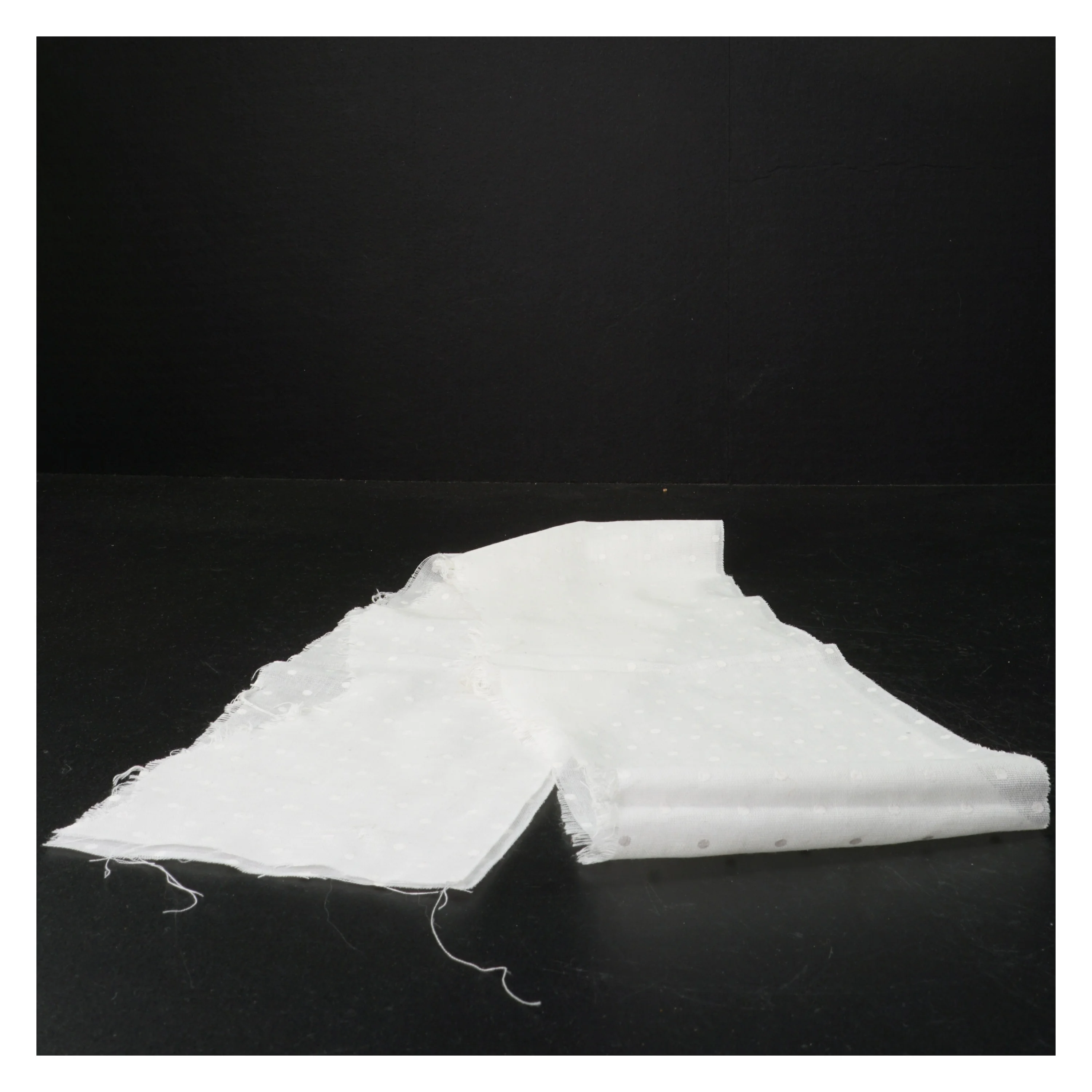 Hvidt prikket tekstil (str. 150 x 13 cm)