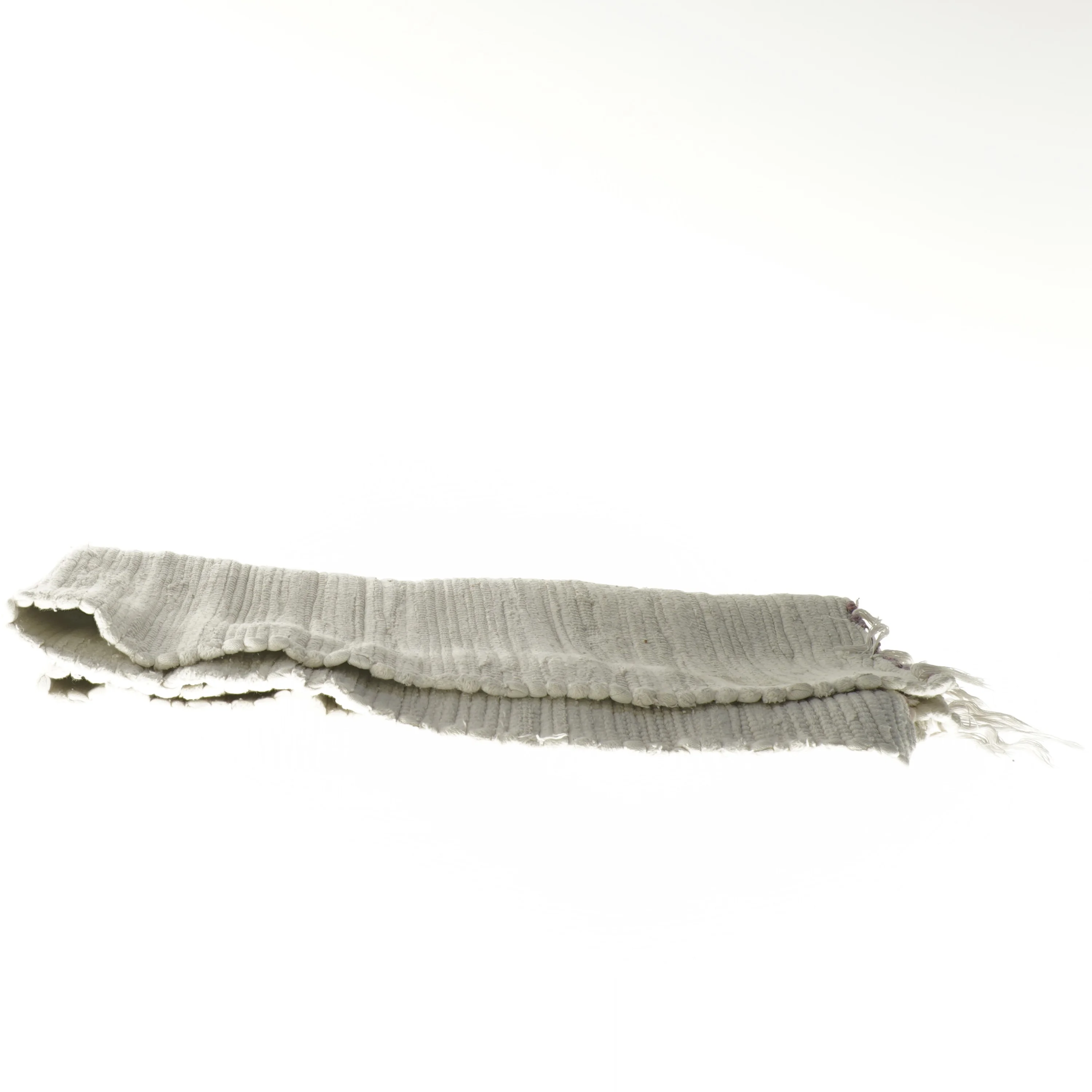 Lille kludetæppe med frynser (str. 42x80 cm)