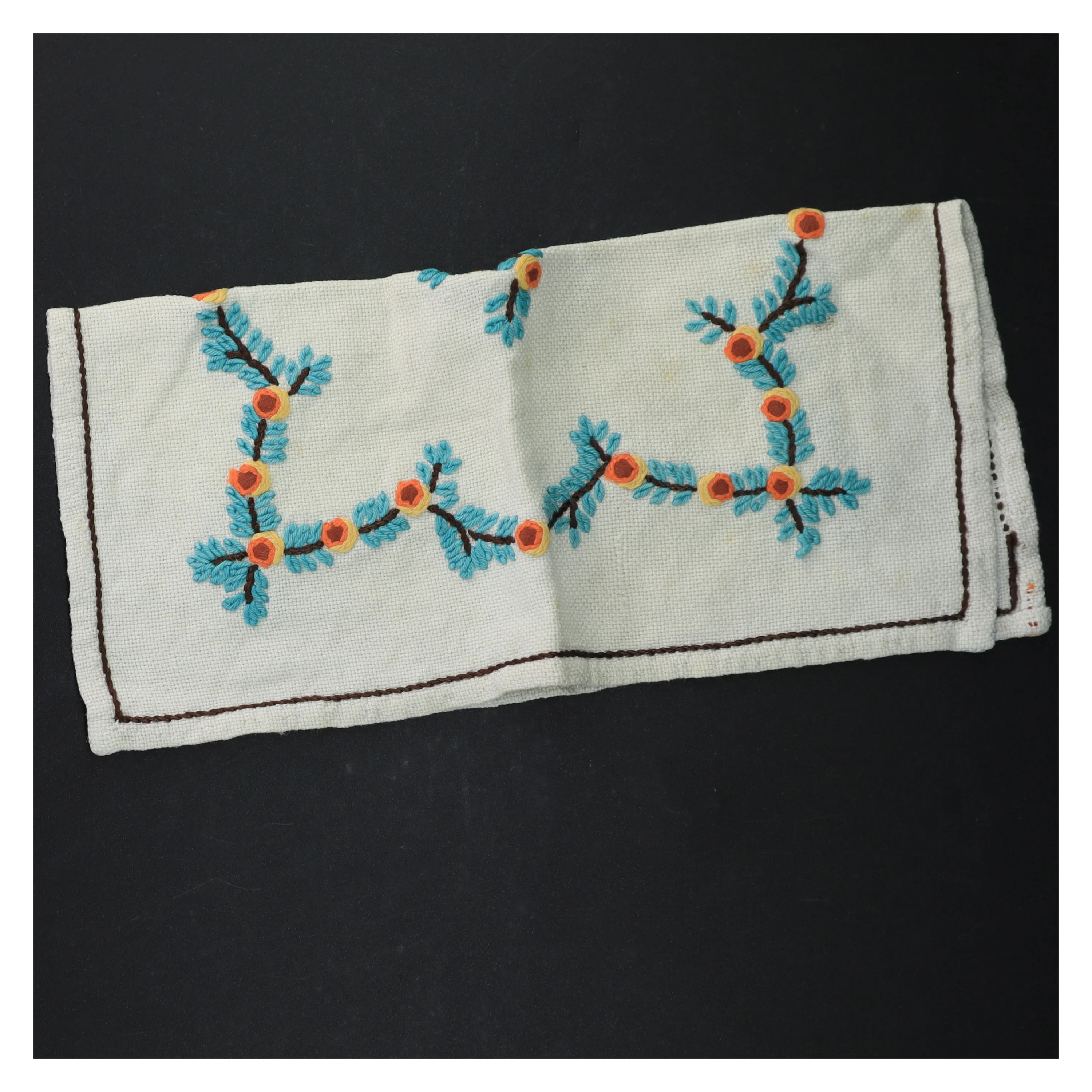 Broderet pyntedug (str. 29 x 31 cm)