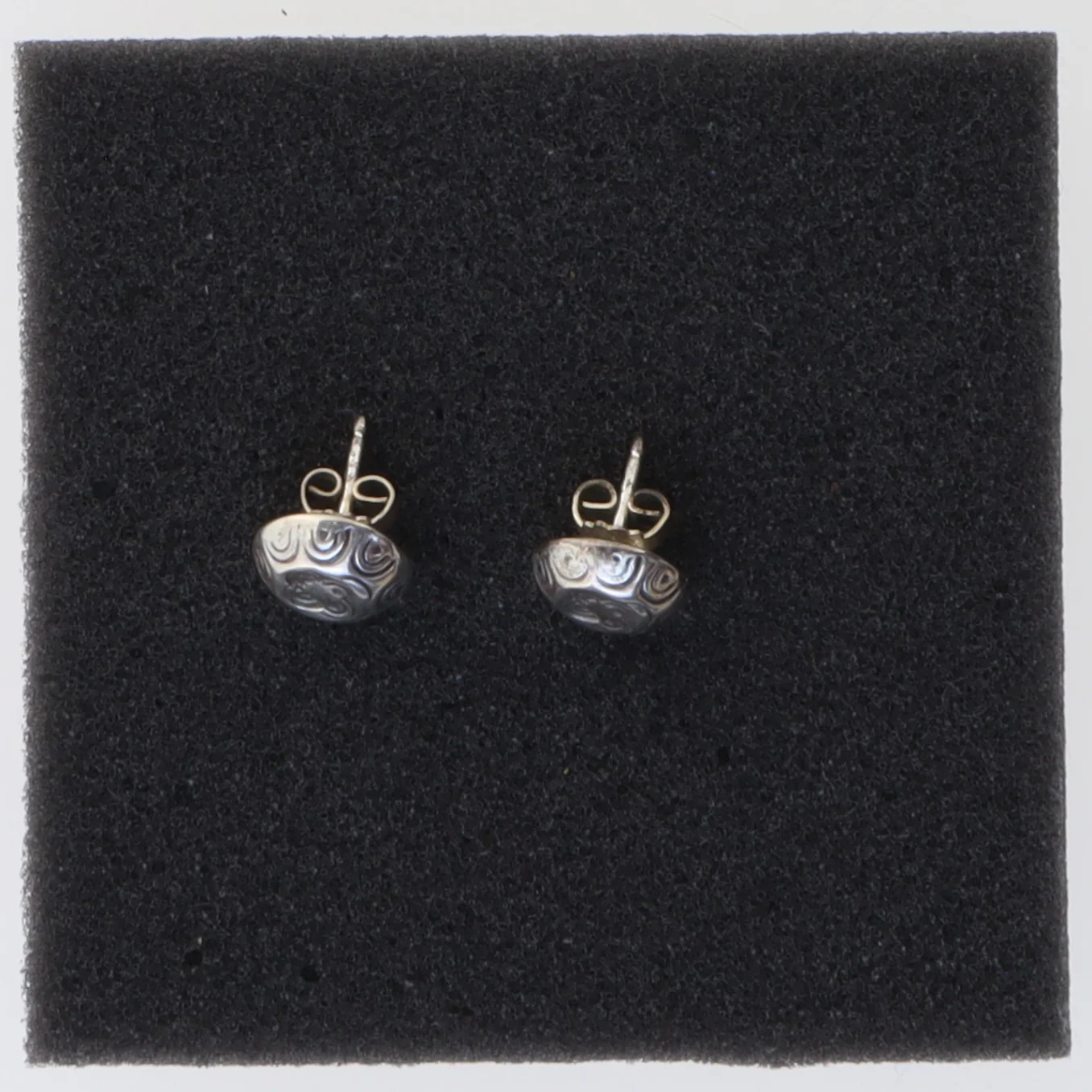 Sølvøreringe med mønster