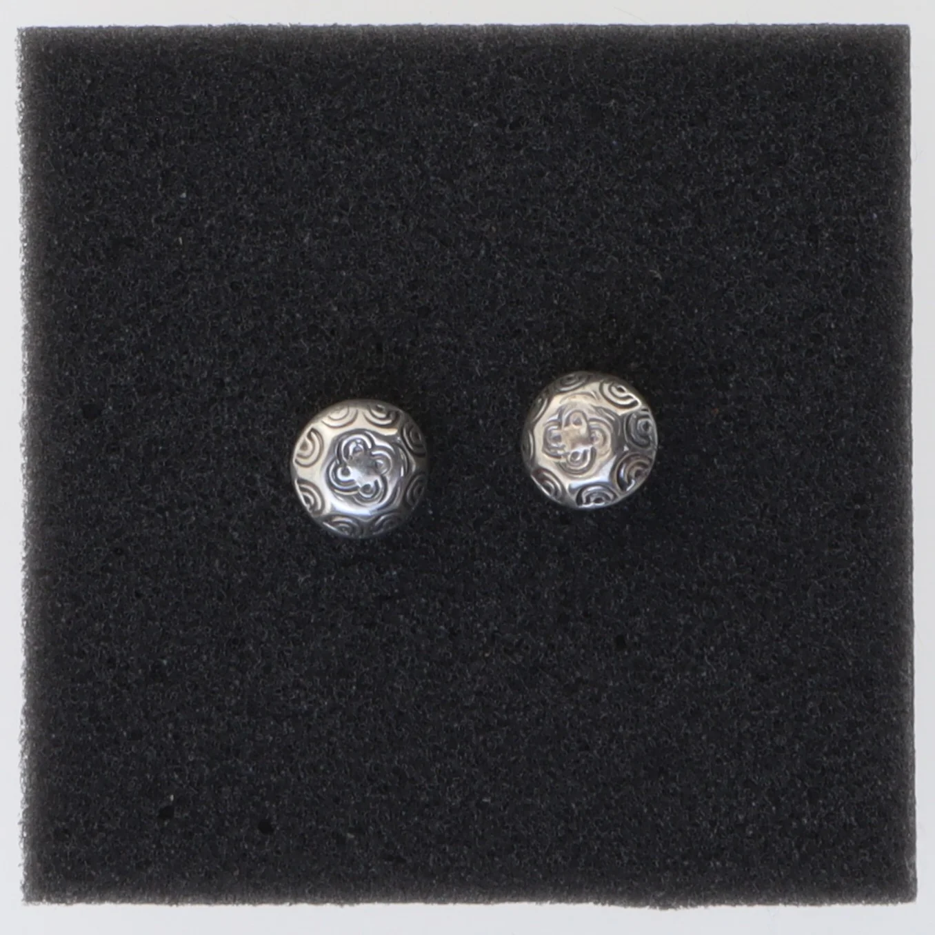 Sølvøreringe med mønster