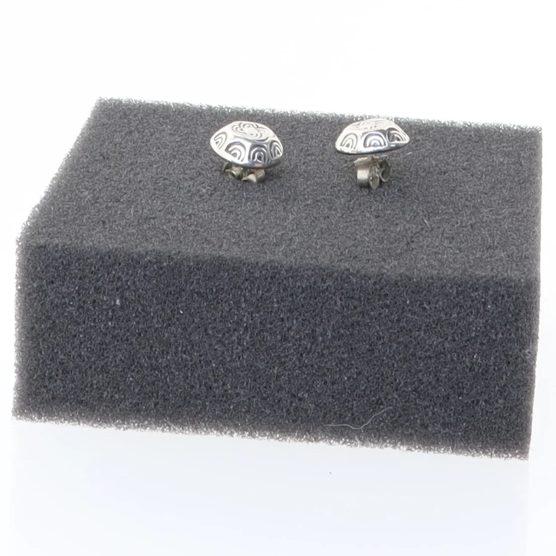 Sølvøreringe med mønster