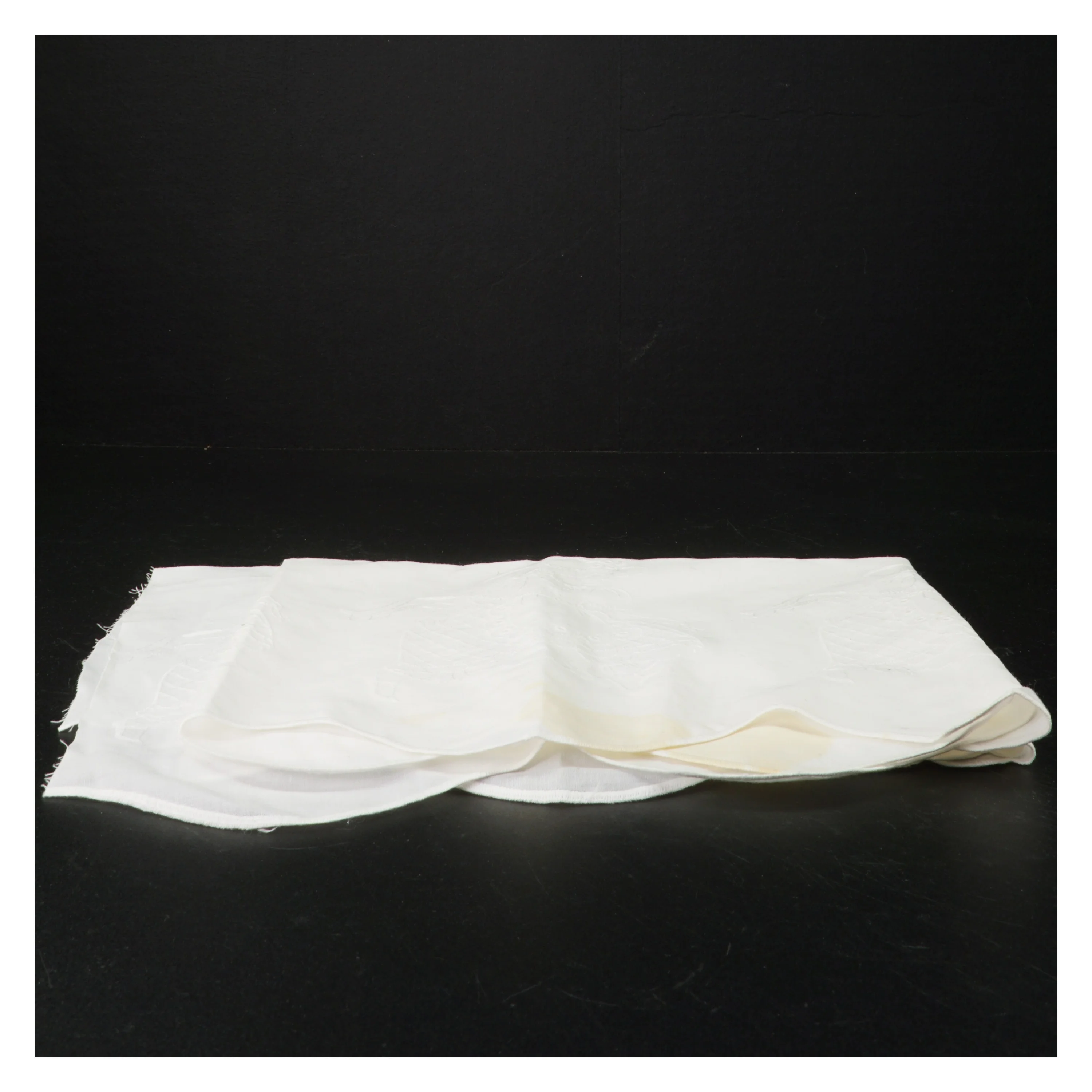 Gammelt, hvidt broderet bomuldsstof (str. 110 x 40 cm)