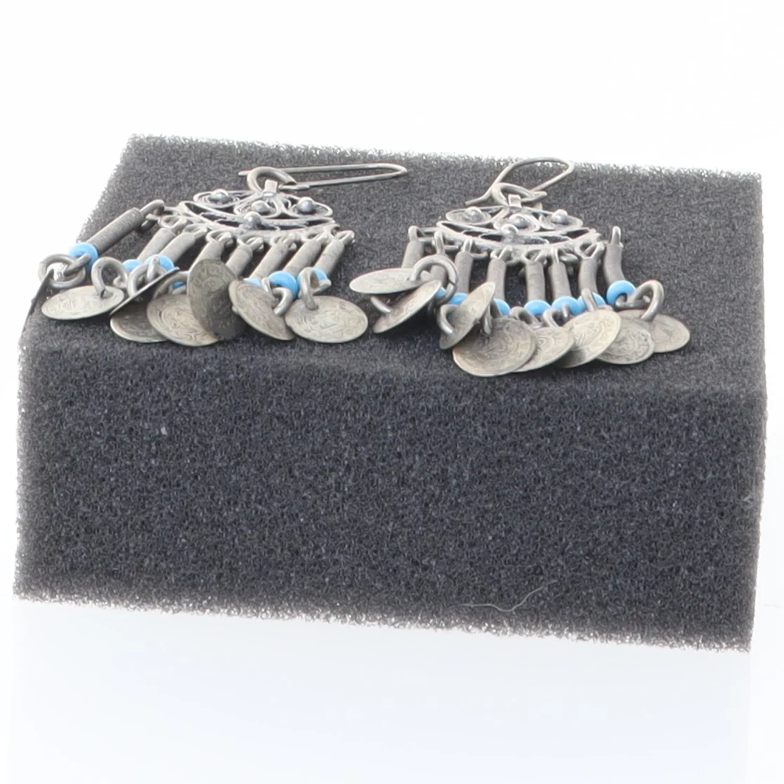 Sølvfarvede øreringe med blå detaljer (str. 4,5 cm)