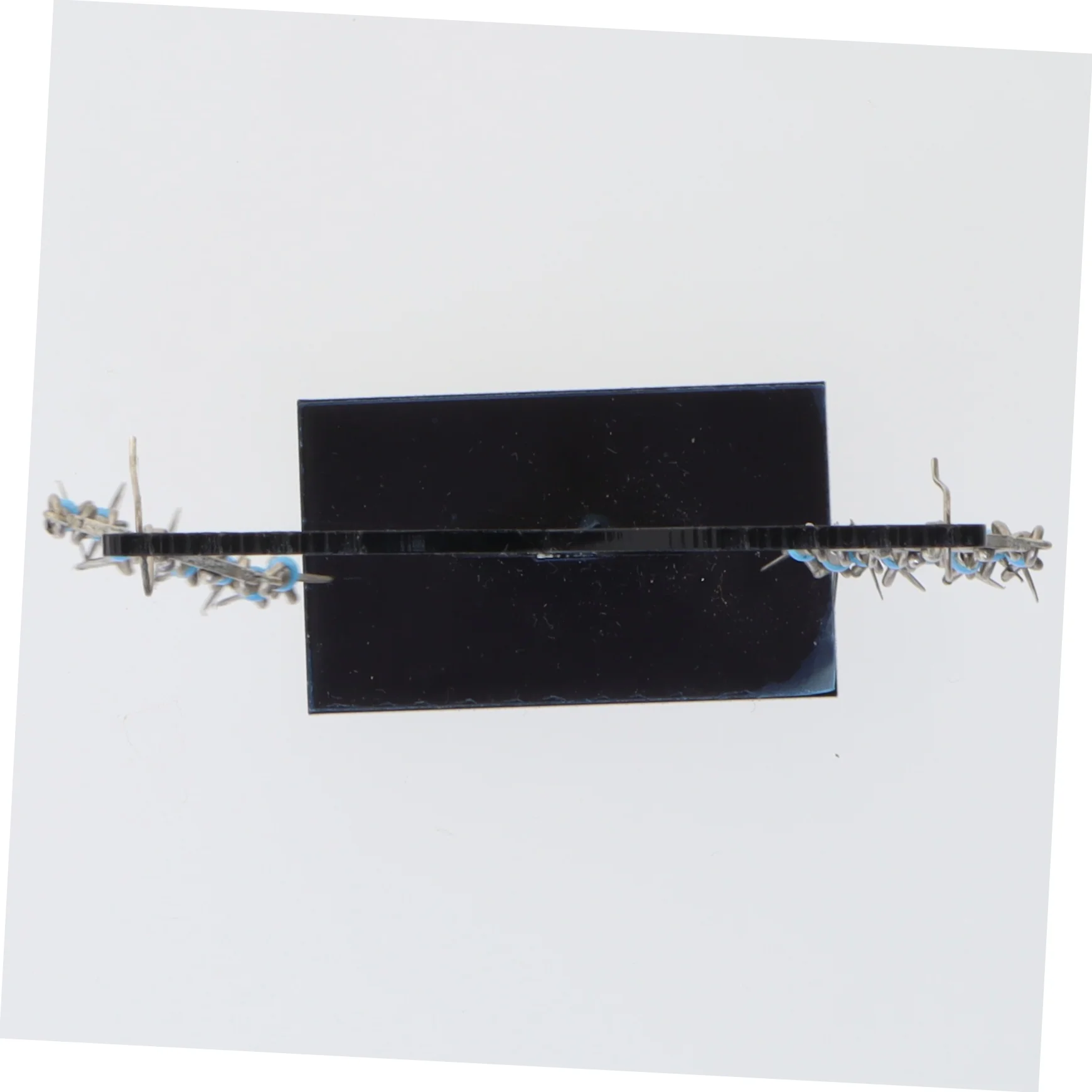 Sølvfarvede øreringe med blå detaljer (str. 4,5 cm)