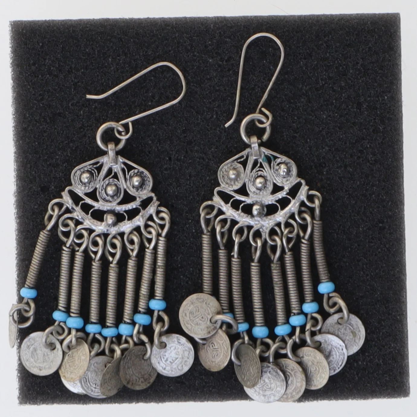 Sølvfarvede øreringe med blå detaljer (str. 4,5 cm)