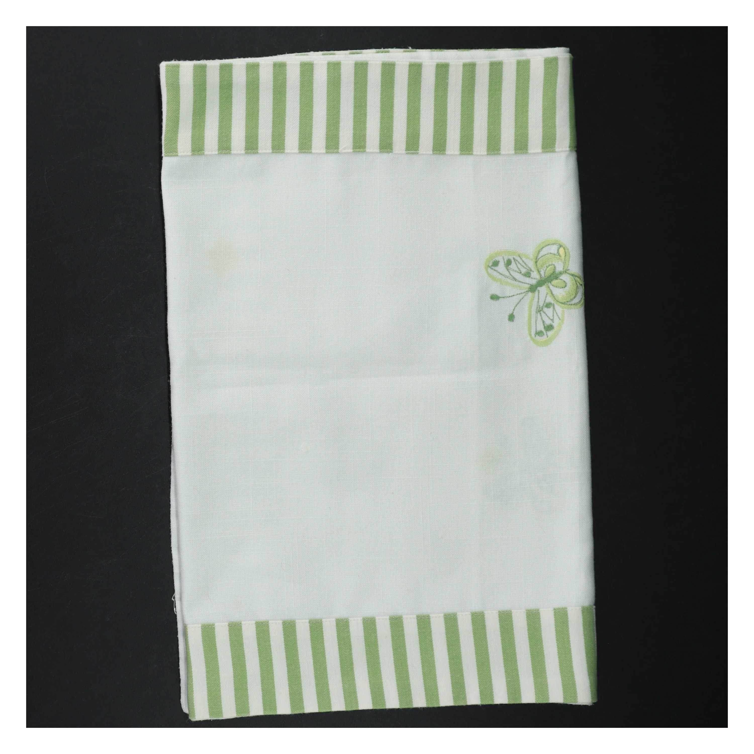 Duge med broderet sommerfugl (str. 90 x 34 cm)