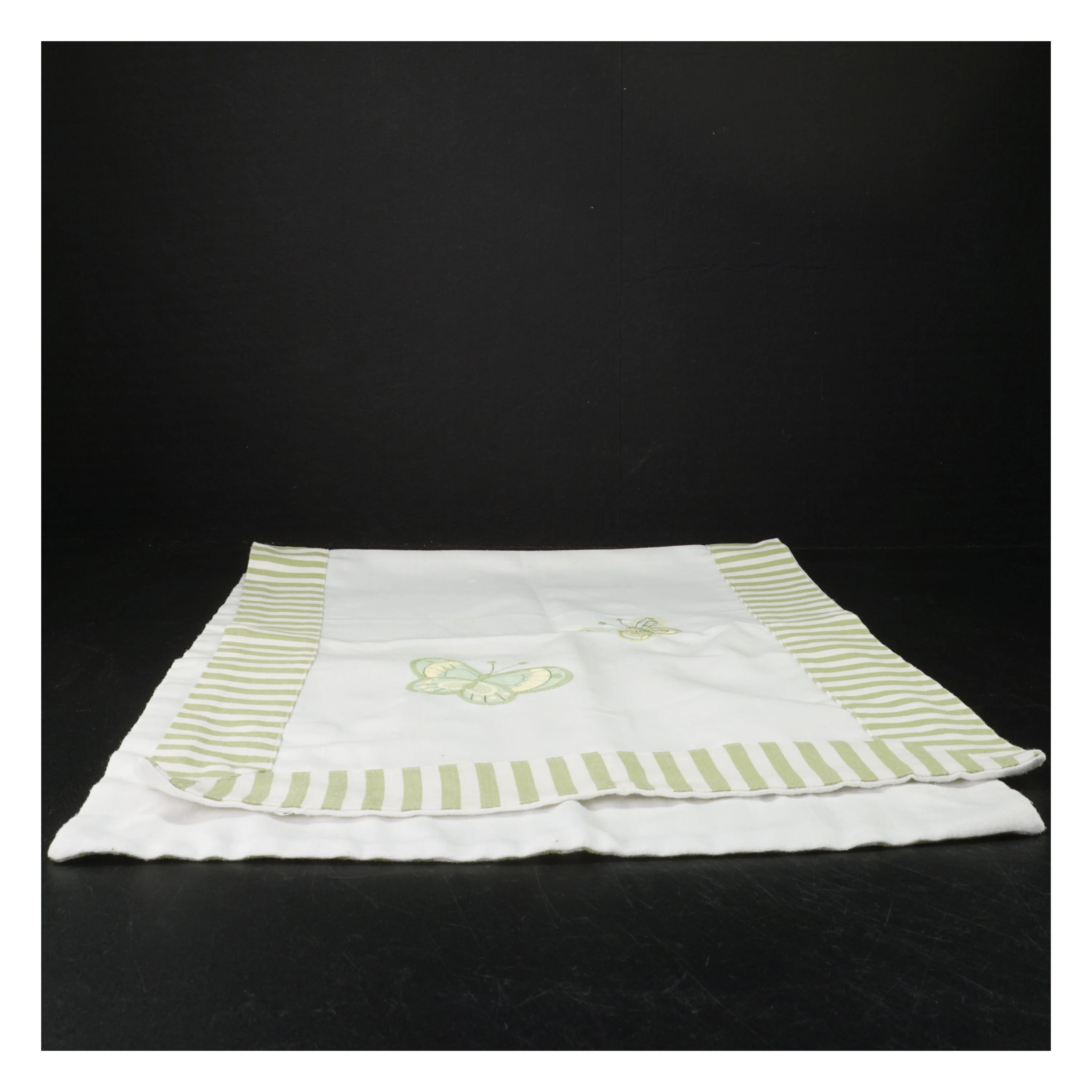 Duge med broderet sommerfugl (str. 90 x 34 cm)