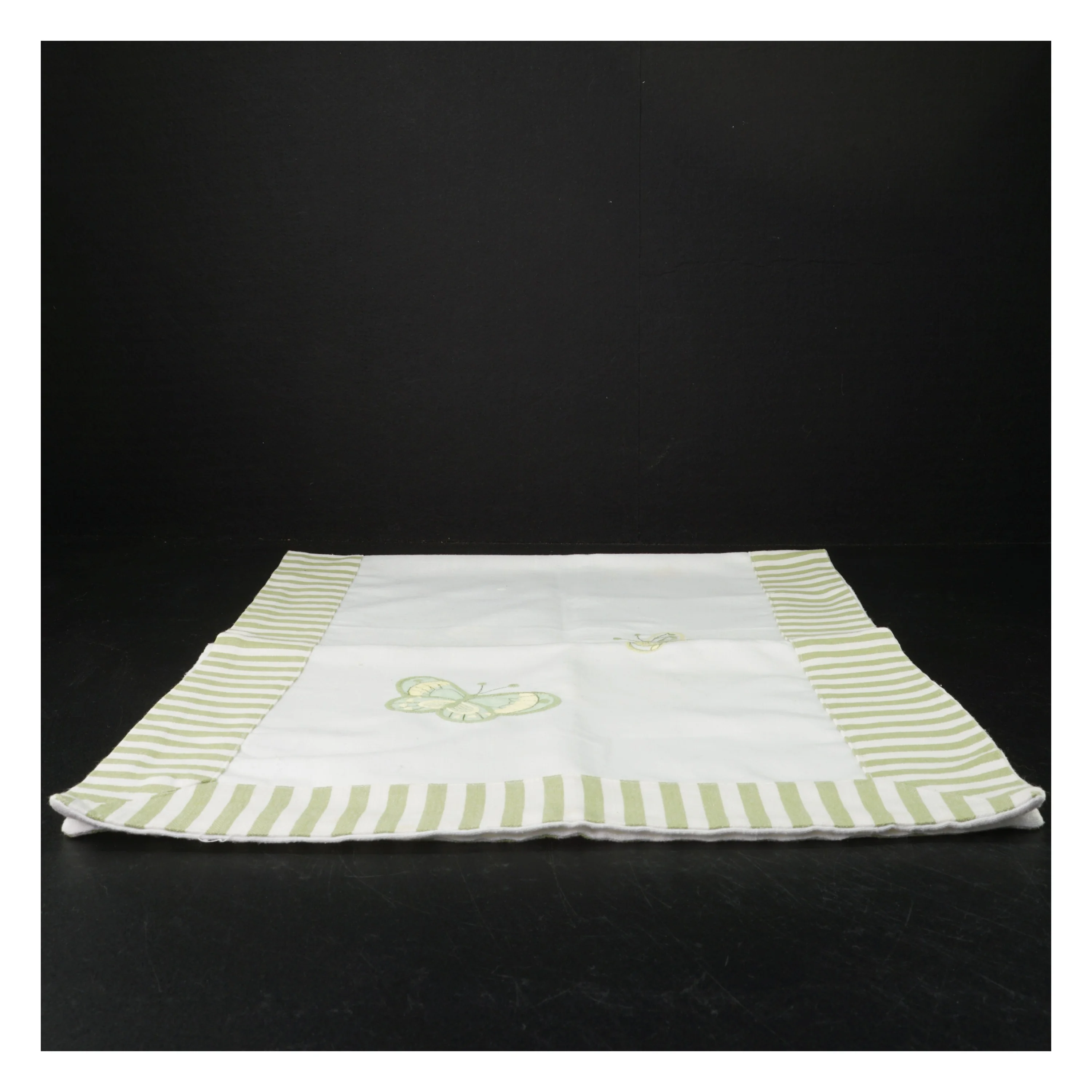 Duge med broderet sommerfugl (str. 90 x 34 cm)