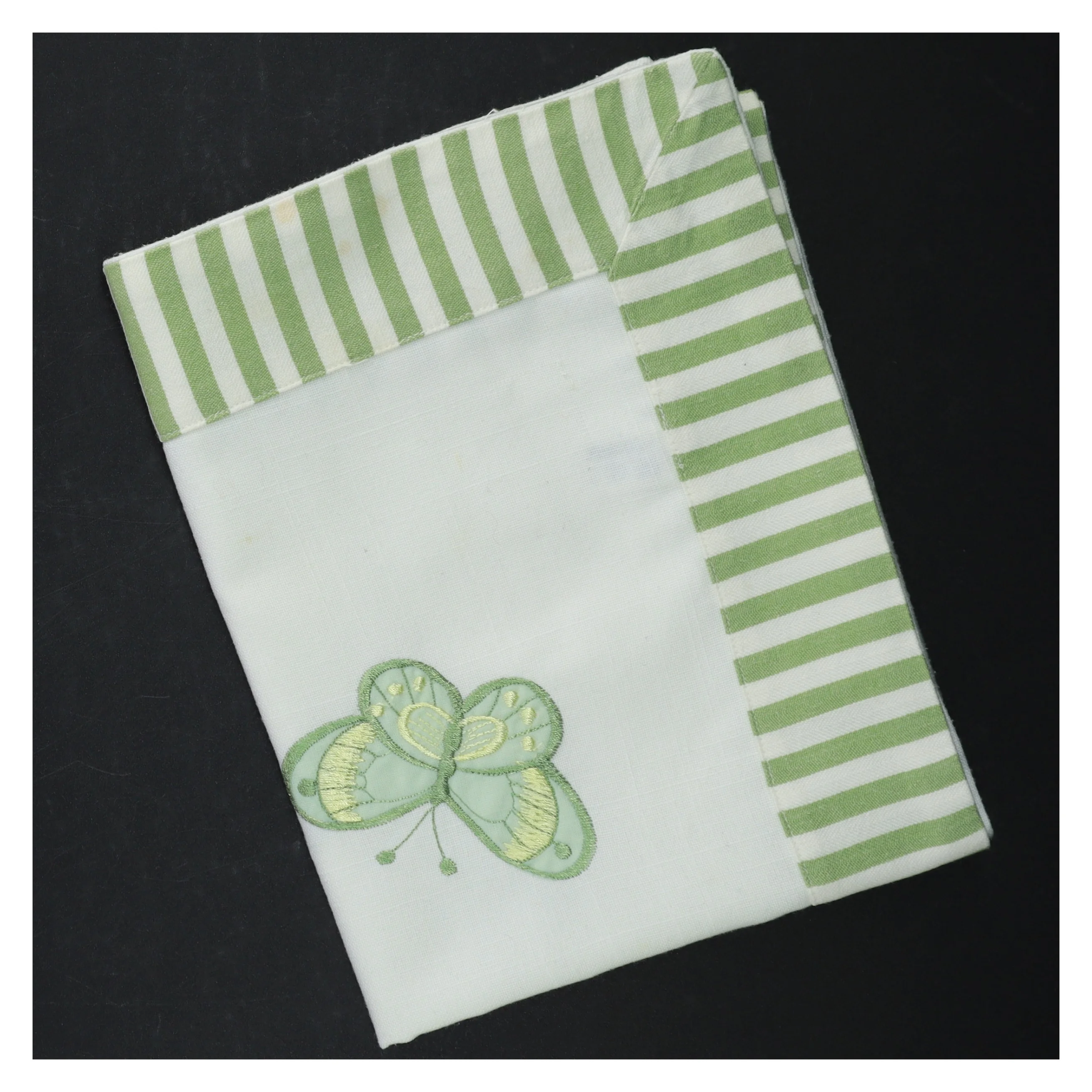 Duge med broderet sommerfugl (str. 90 x 34 cm)