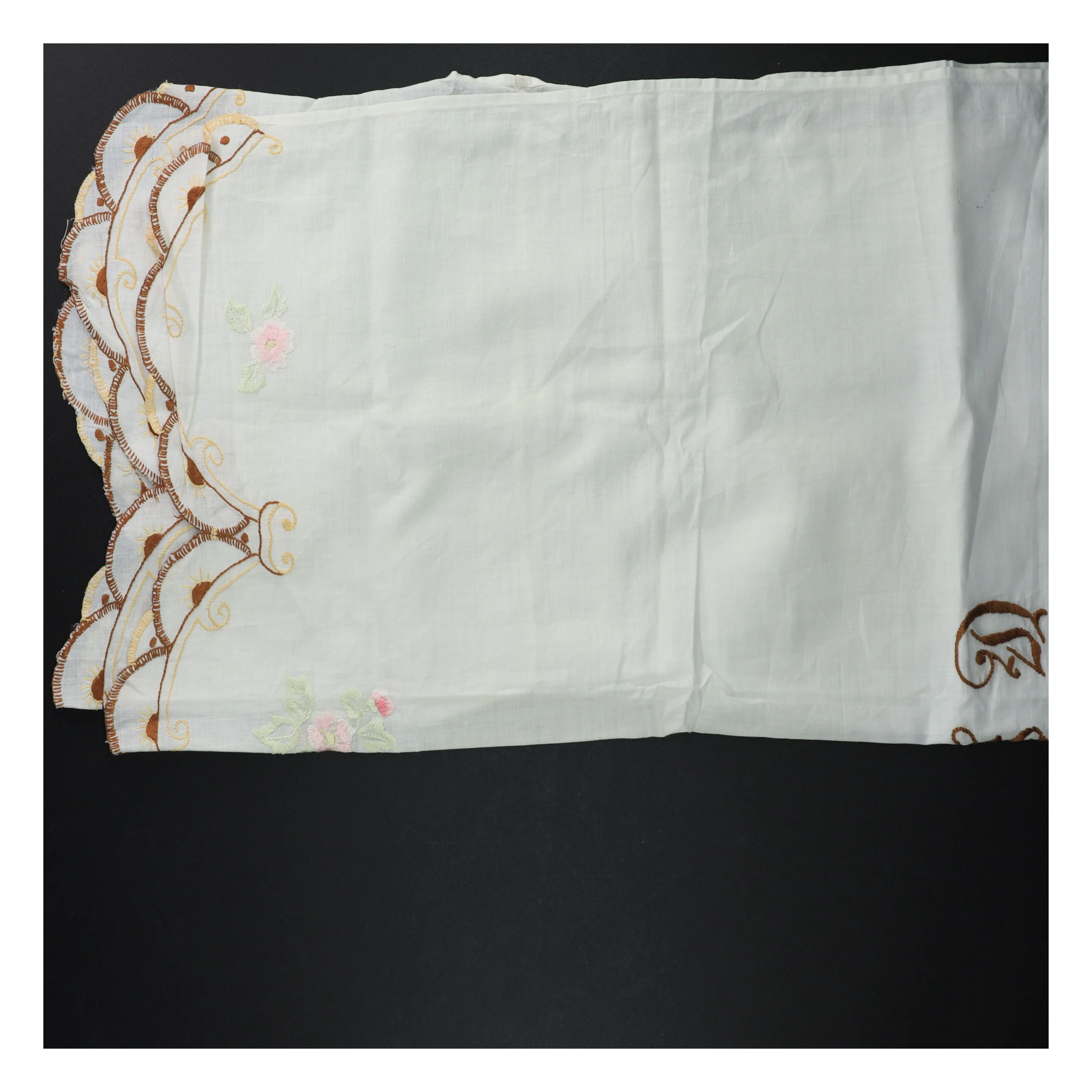 Broderet dug (str. 50 x 130 cm)