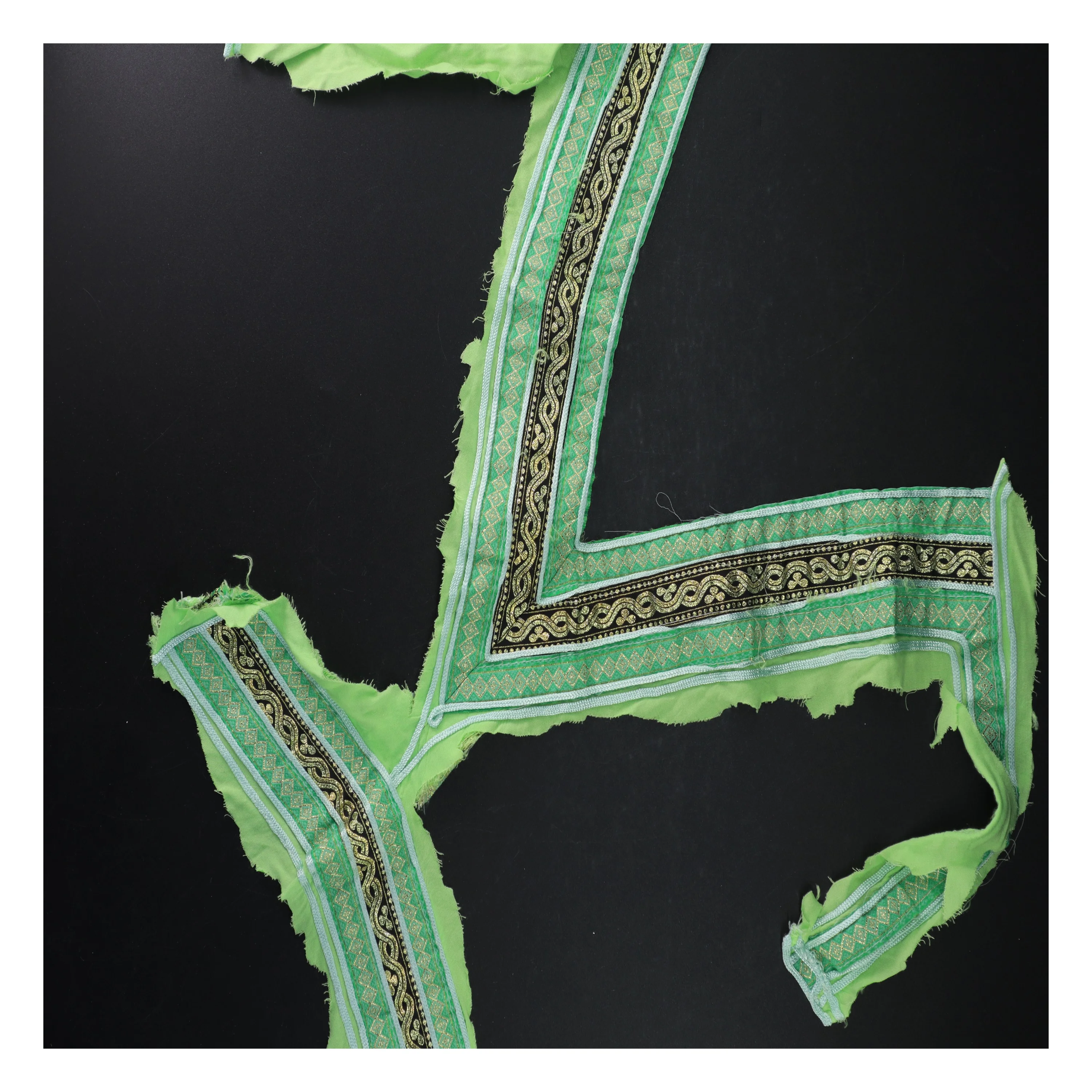 Bort af grøn og guld stof med guldbroderi (str. 60 x 30 cm)