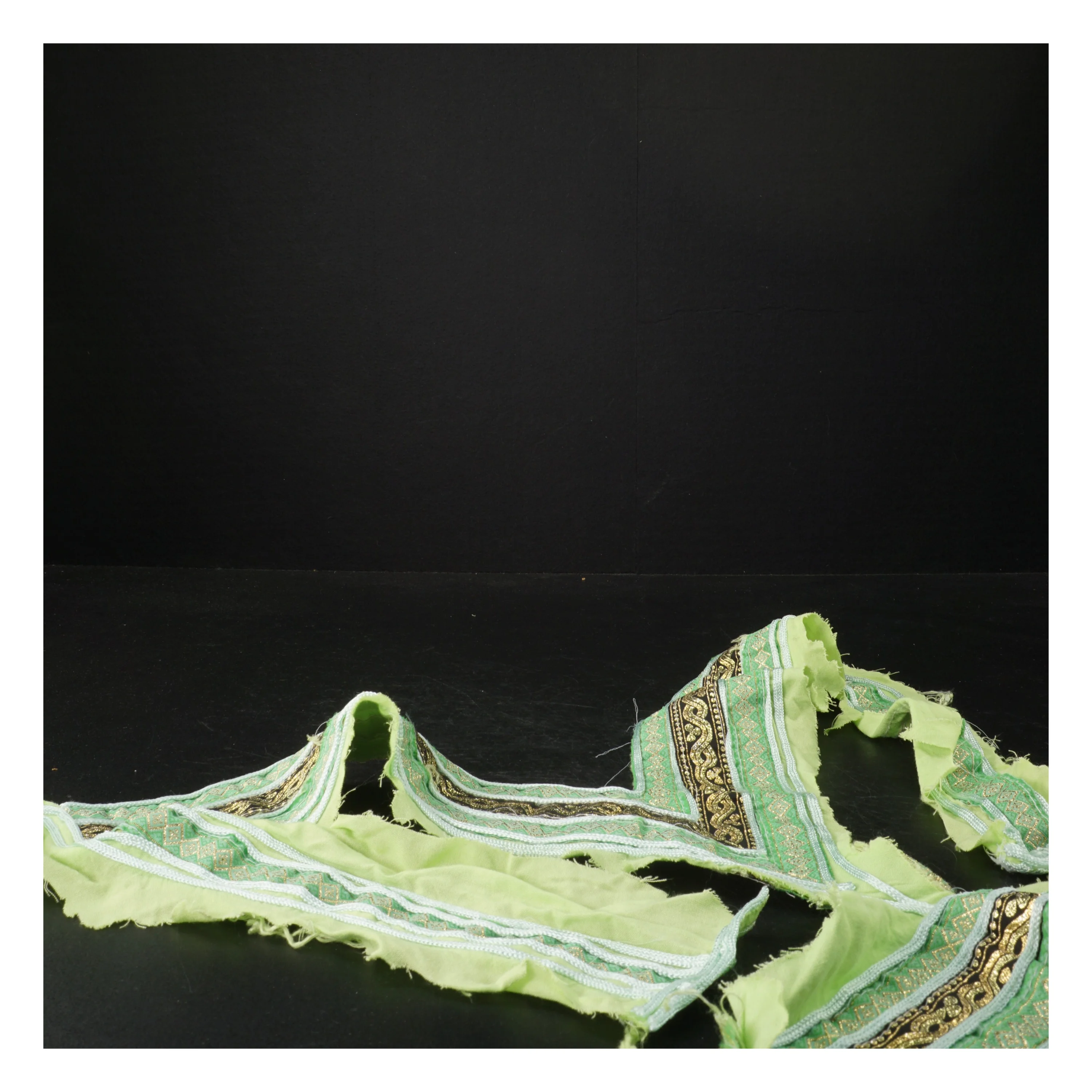 Bort af grøn og guld stof med guldbroderi (str. 60 x 30 cm)