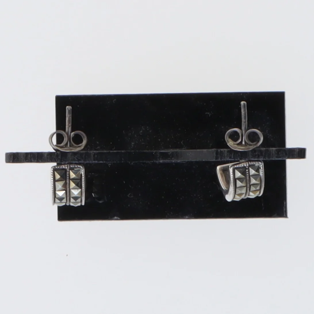 Sølvøreringe med mønster