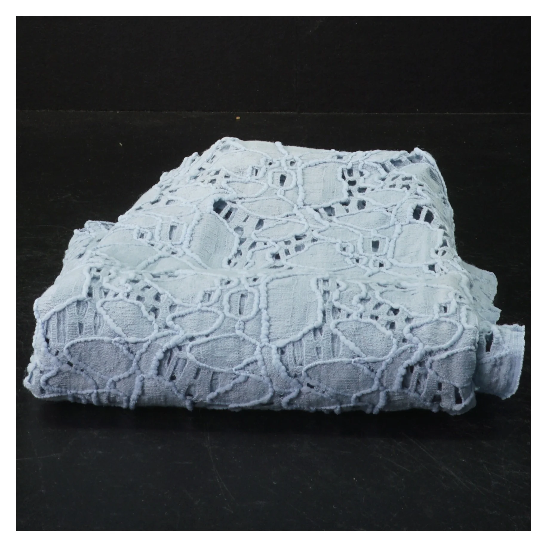 Blåt hulmønstret tekstil (str. 40 x 120 cm)