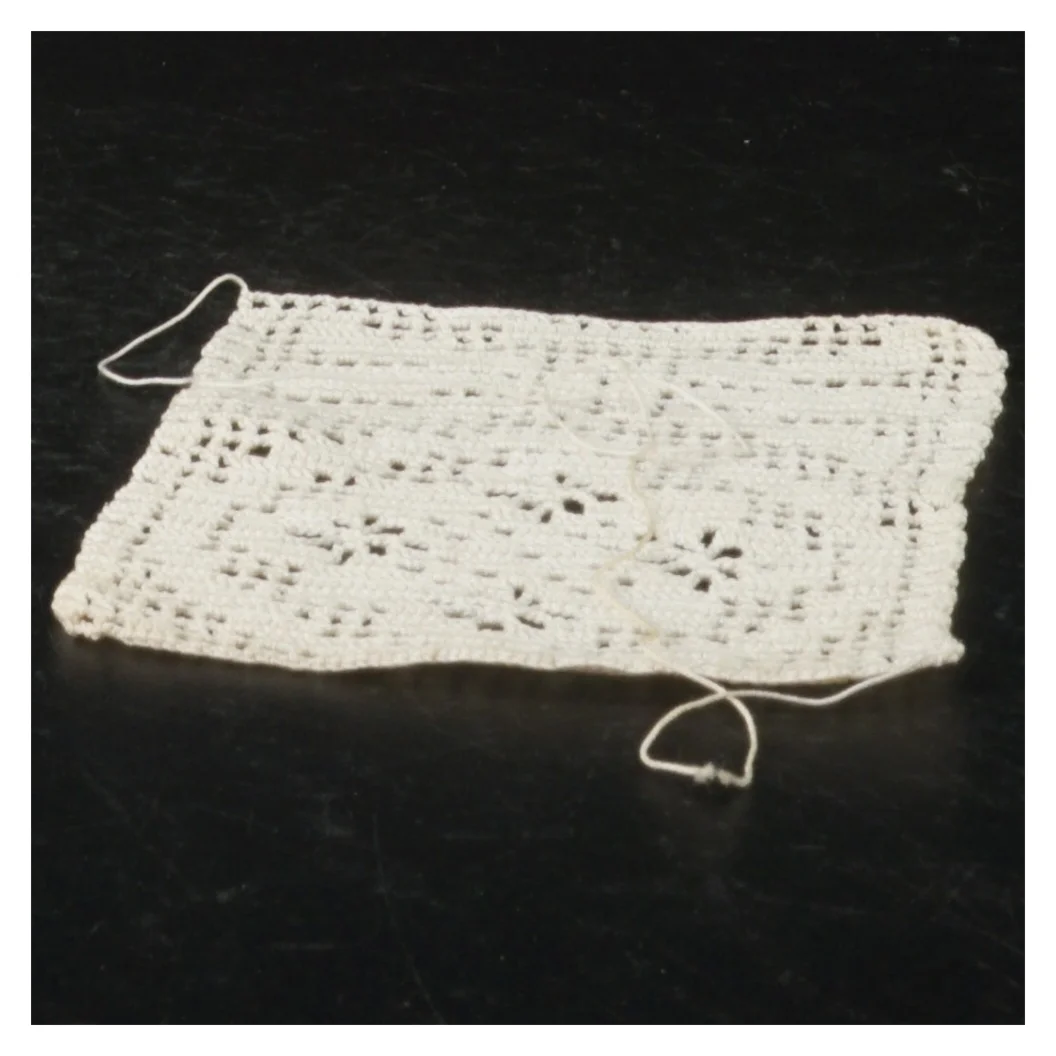 Hæklet mellemstykke (str. 12 x 9 cm)