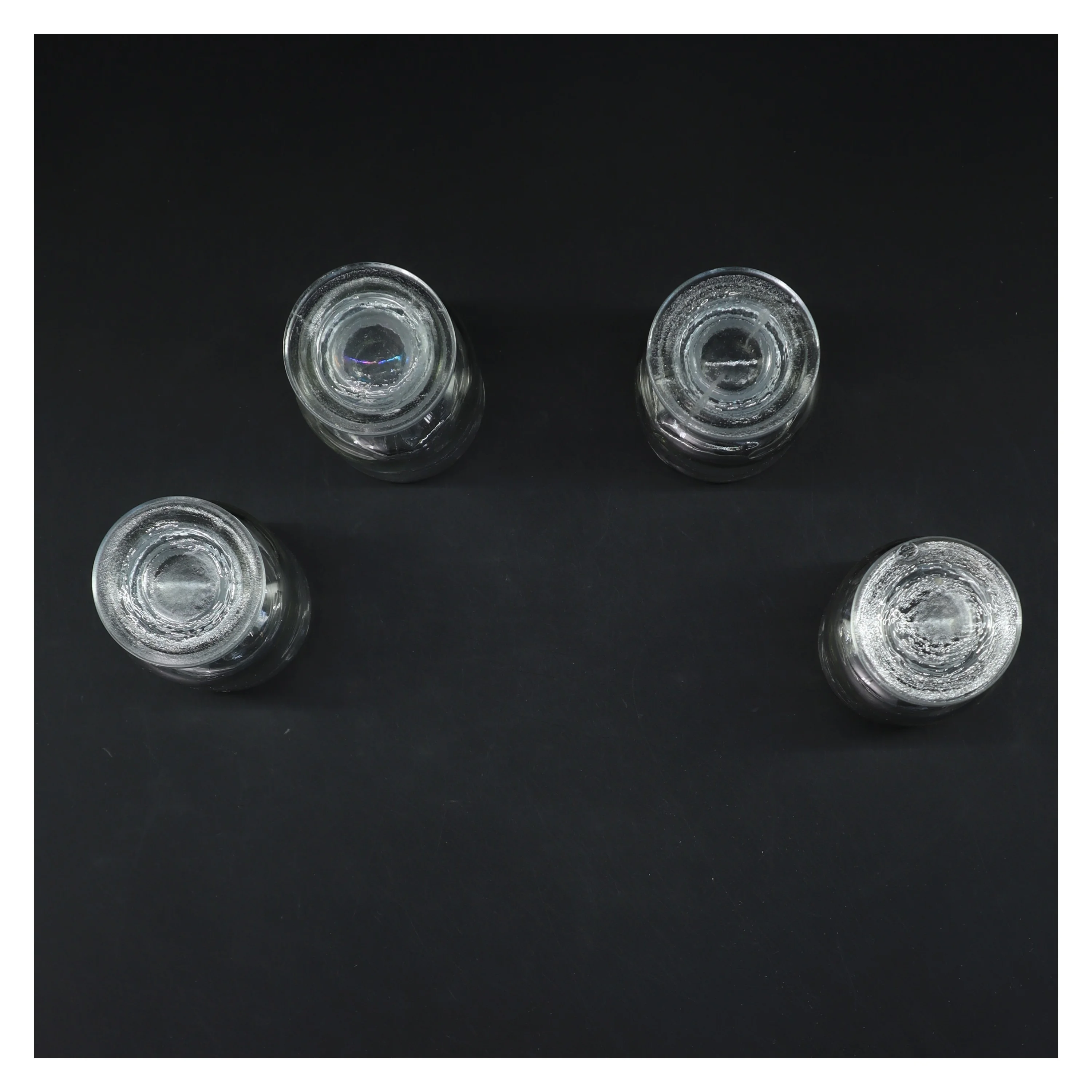 Fire små glasbeholdere (str. 4 stk 10 cm)