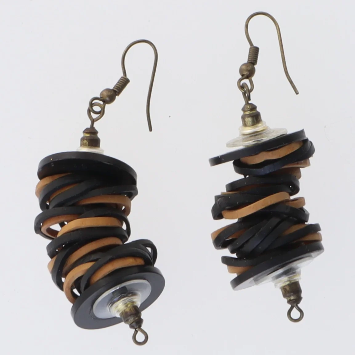 Håndlavede øreringe med perler og træ (str. 4,5 cm)