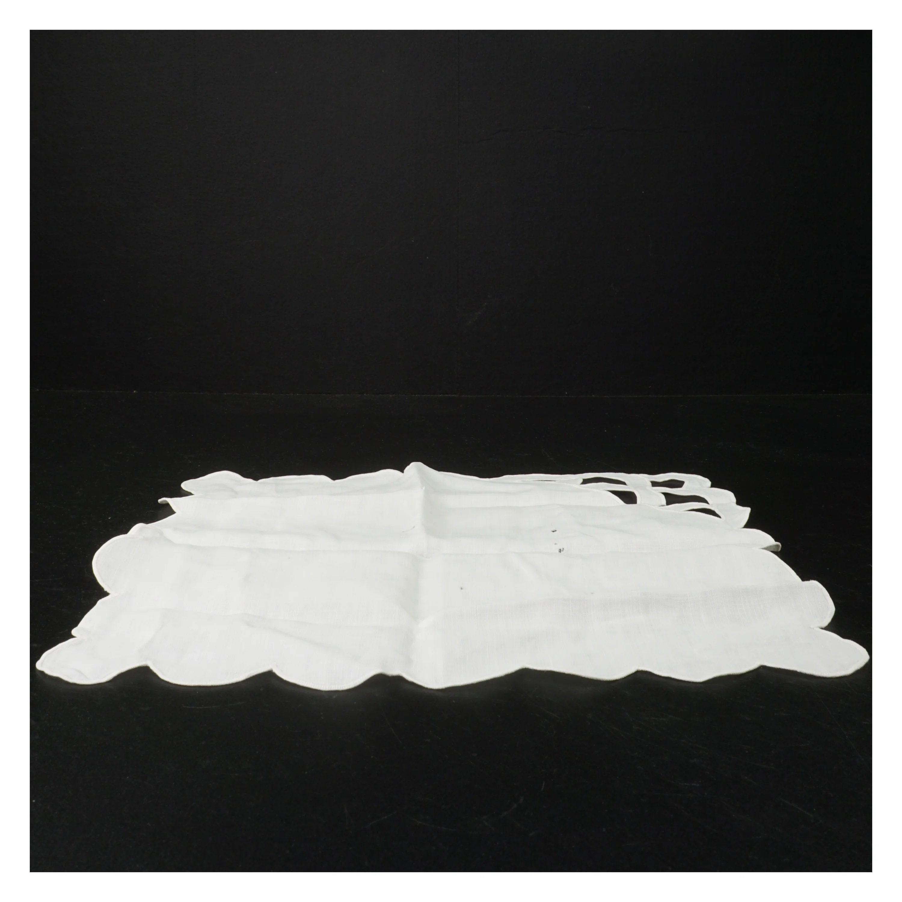 Hvid dækkeserviet med bølget kant (str. 30 x 30 cm)