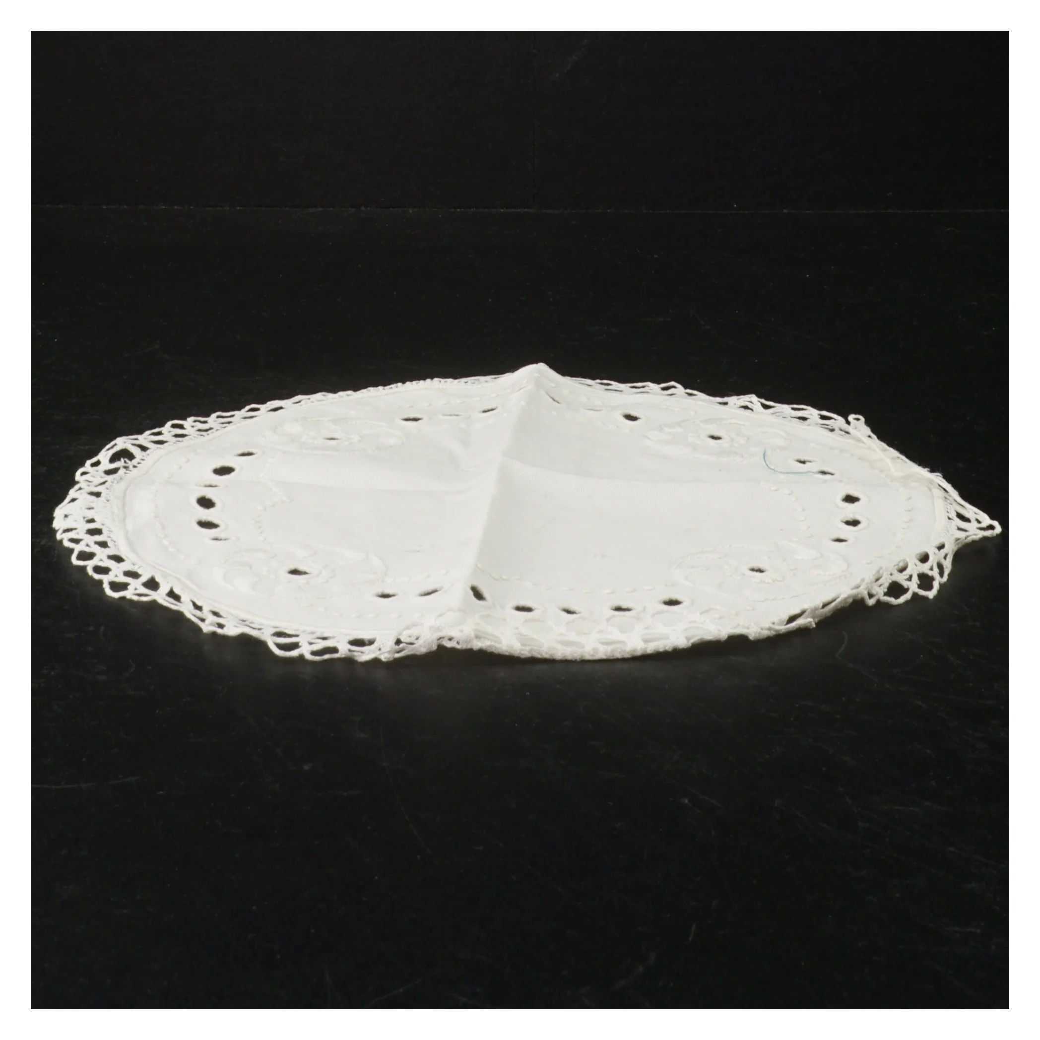 Hvidt broderet dækkeserviet (str. Ø. 25 cm)