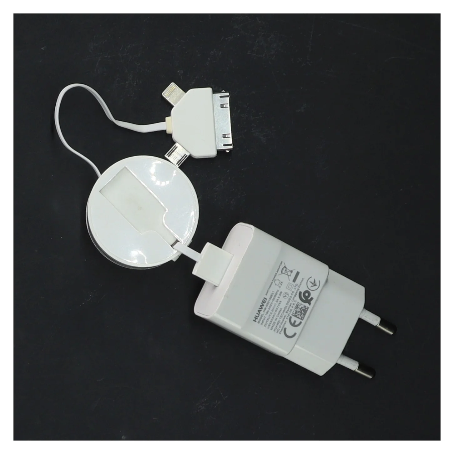 Hvid mobil oplader med adaptere fra Huawei (str. 10 cm)