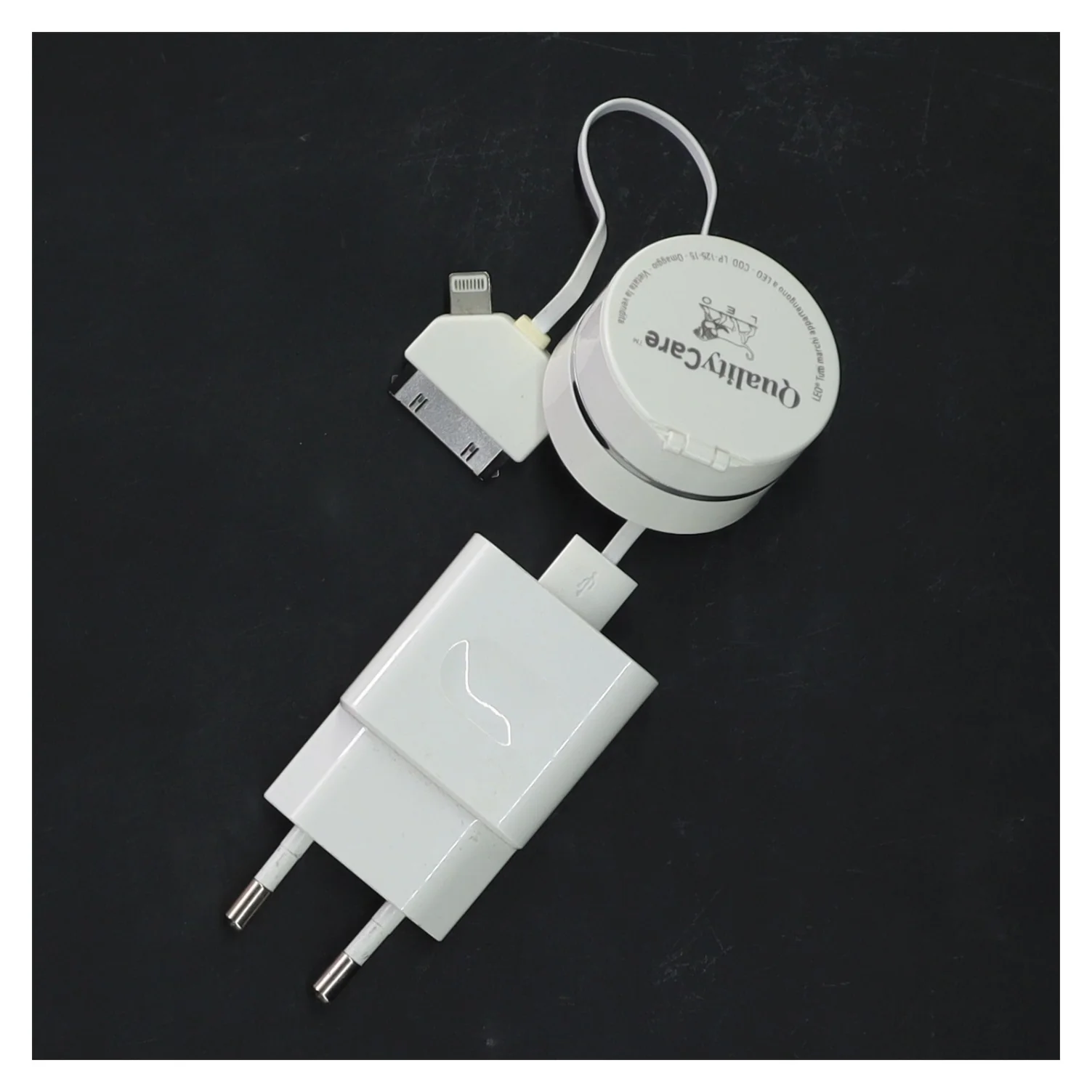 Hvid mobil oplader med adaptere fra Huawei (str. 10 cm)