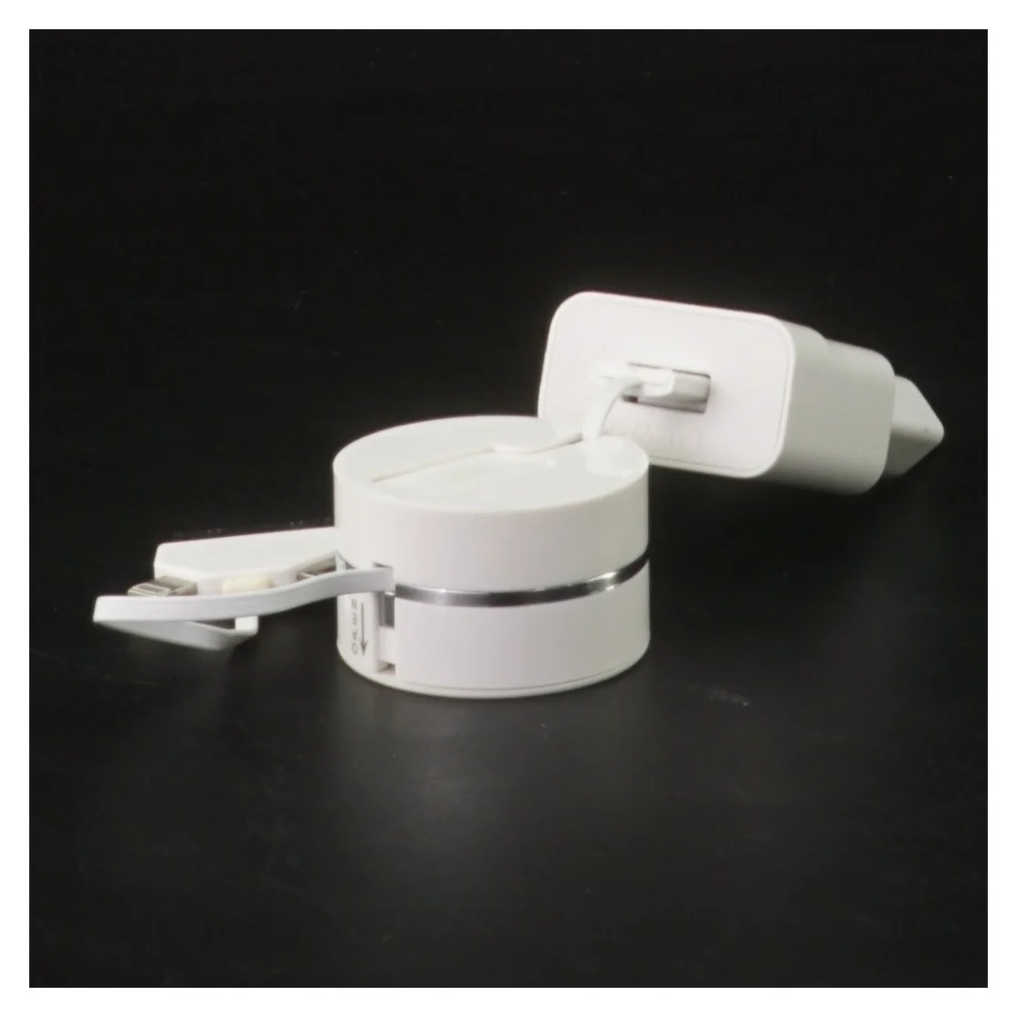 Hvid mobil oplader med adaptere fra Huawei (str. 10 cm)