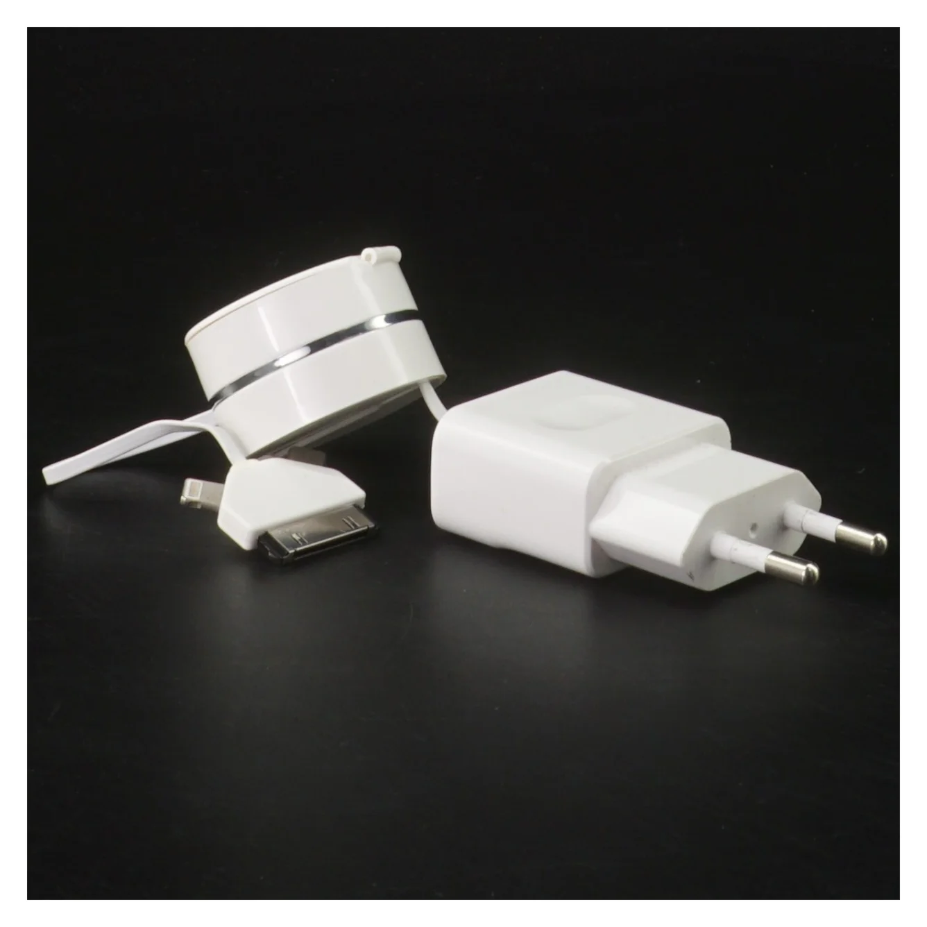 Hvid mobil oplader med adaptere fra Huawei (str. 10 cm)