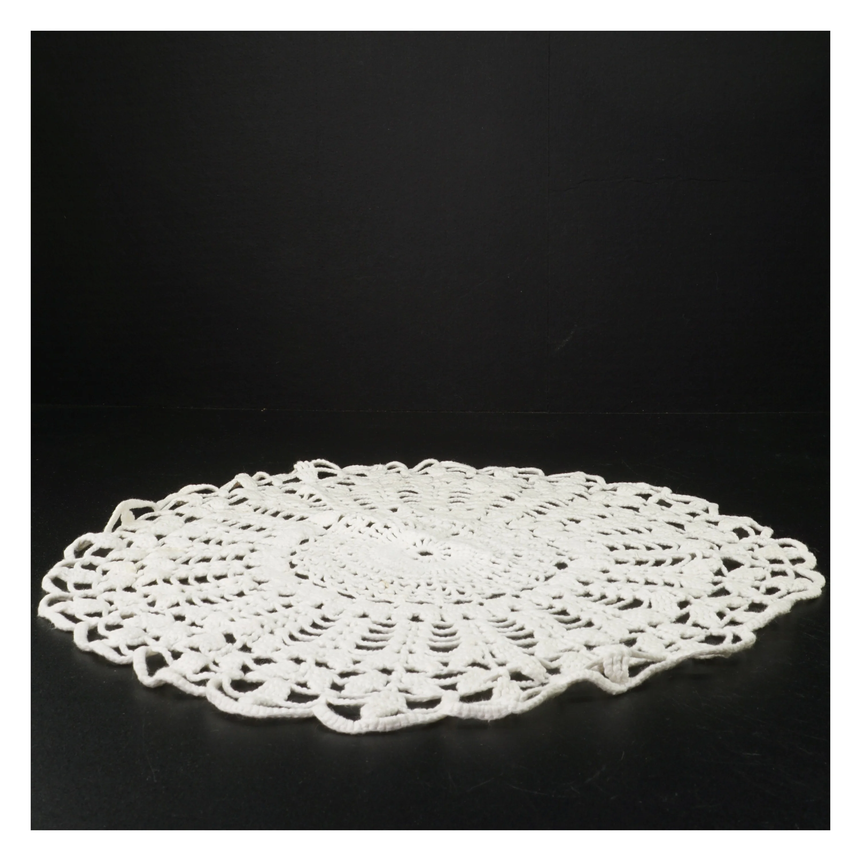 Hæklet dækkeserviet / lysedug (str. 40 cm)