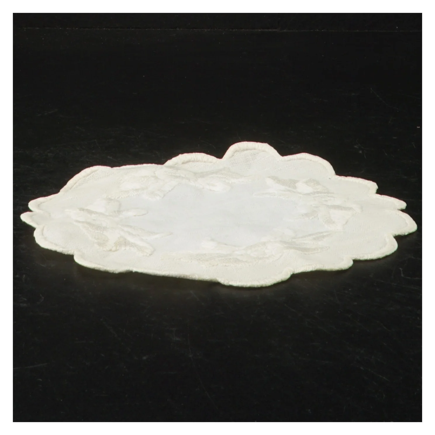 Broderet dug (str. Ø. 16 cm)