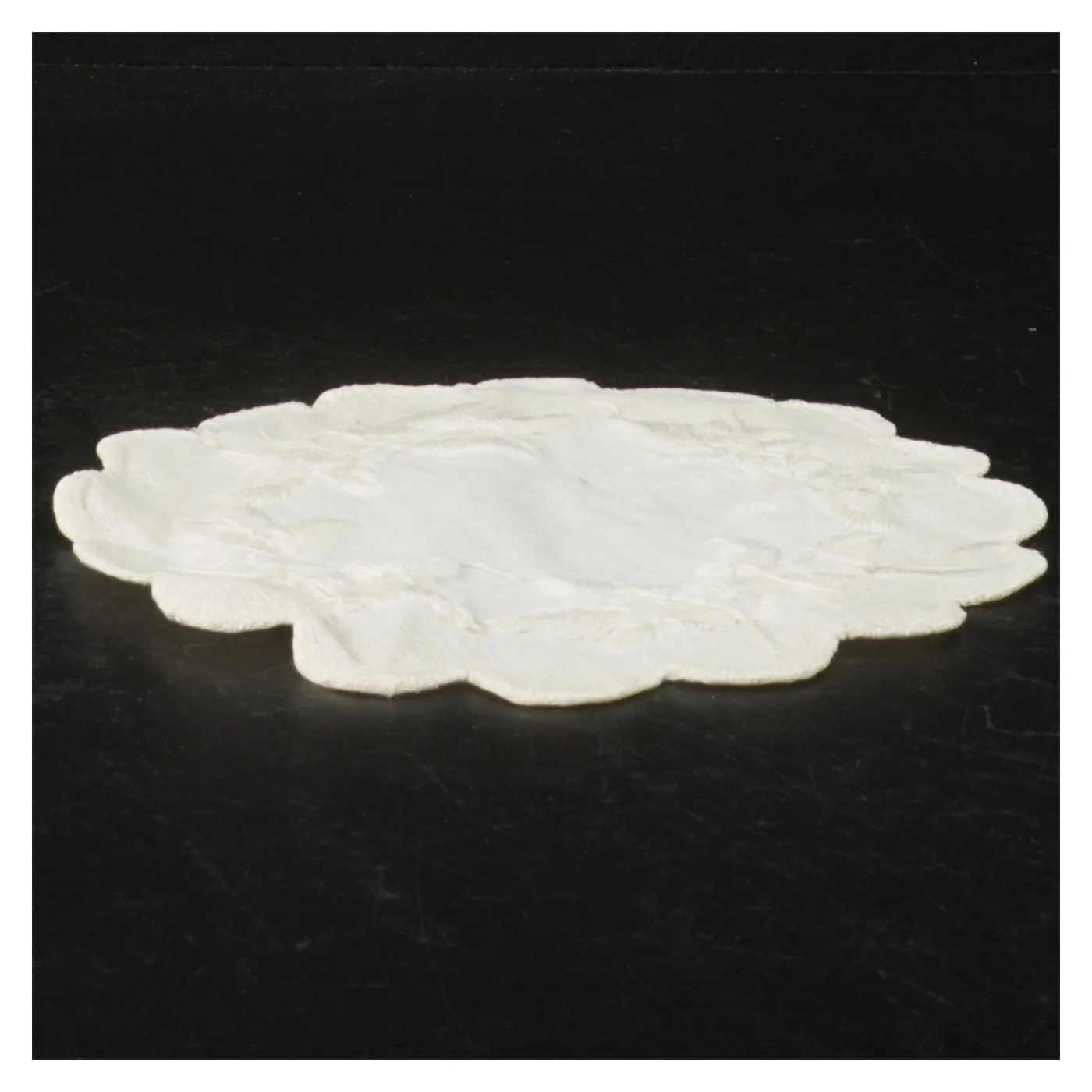 Broderet dug (str. Ø. 16 cm)