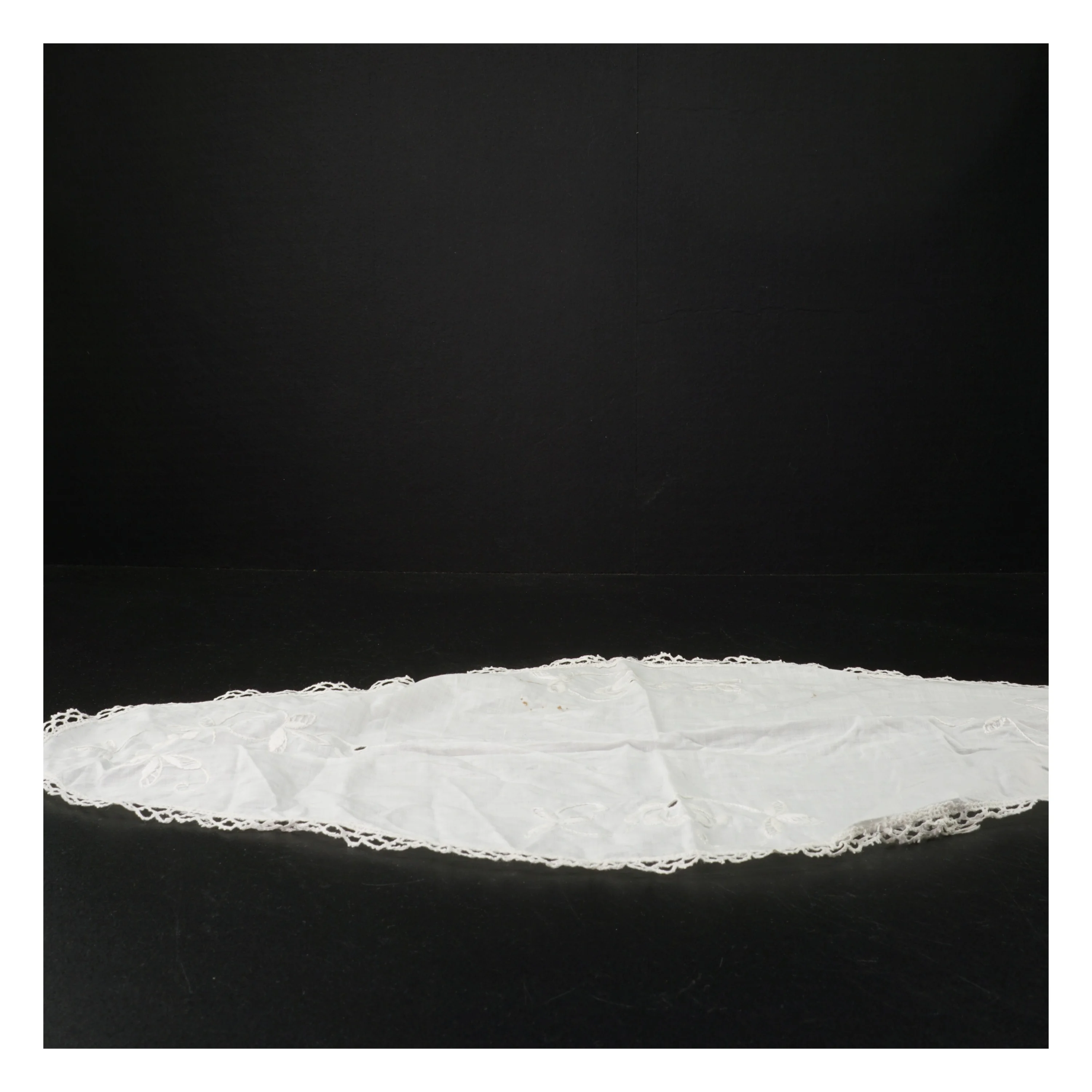 Broderet pyntedug med blonder (str. 48 x. 30 cm)