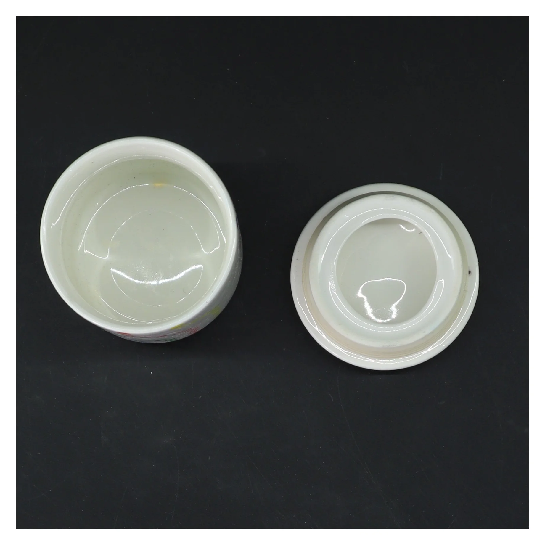 Porcelæn krukke med låg (str. Ø. 7 cm. længde. 9 cm)