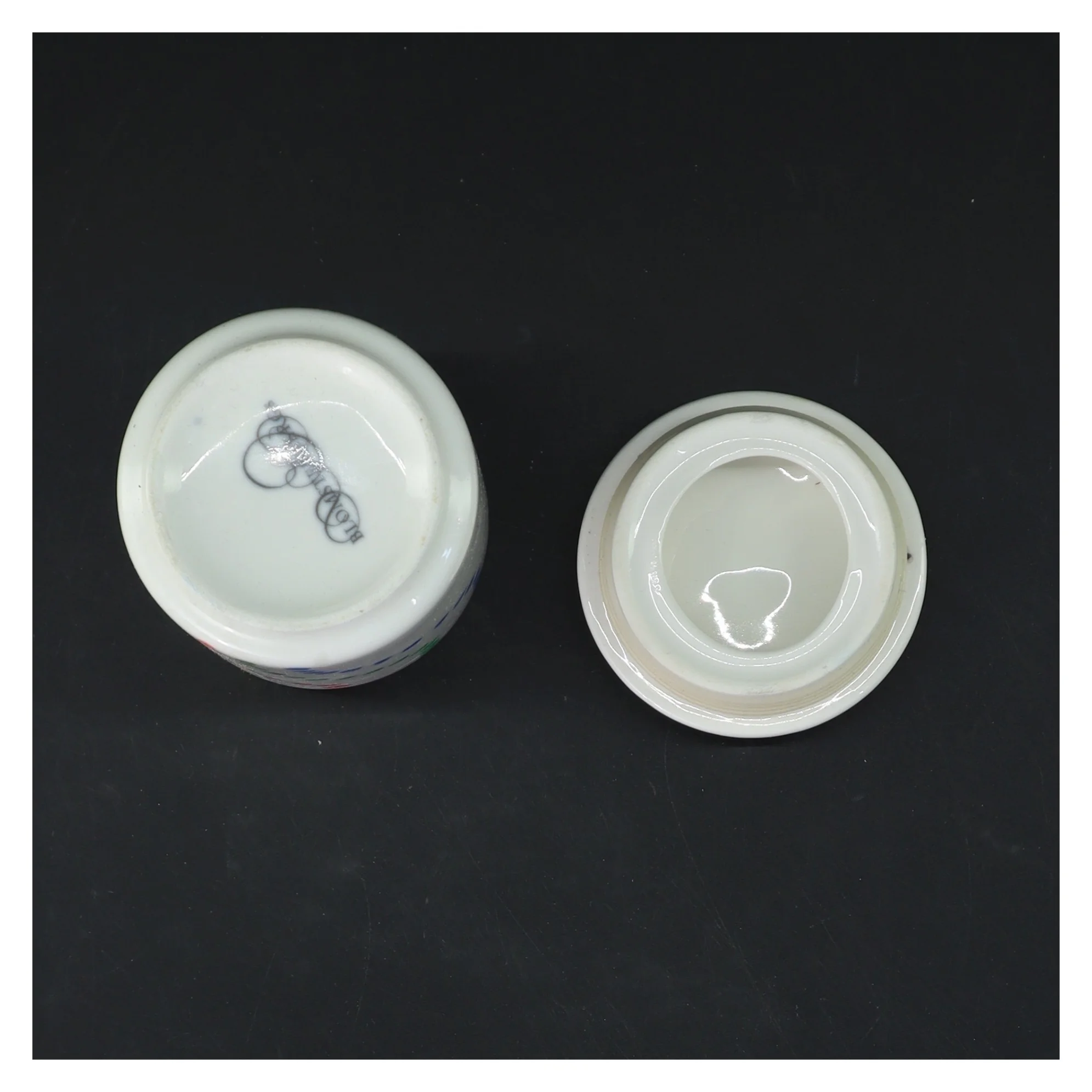 Porcelæn krukke med låg (str. Ø. 7 cm. længde. 9 cm)