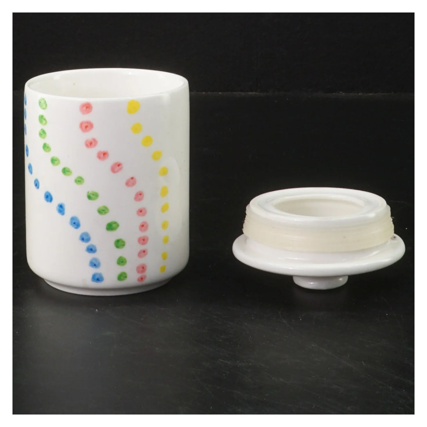 Porcelæn krukke med låg (str. Ø. 7 cm. længde. 9 cm)