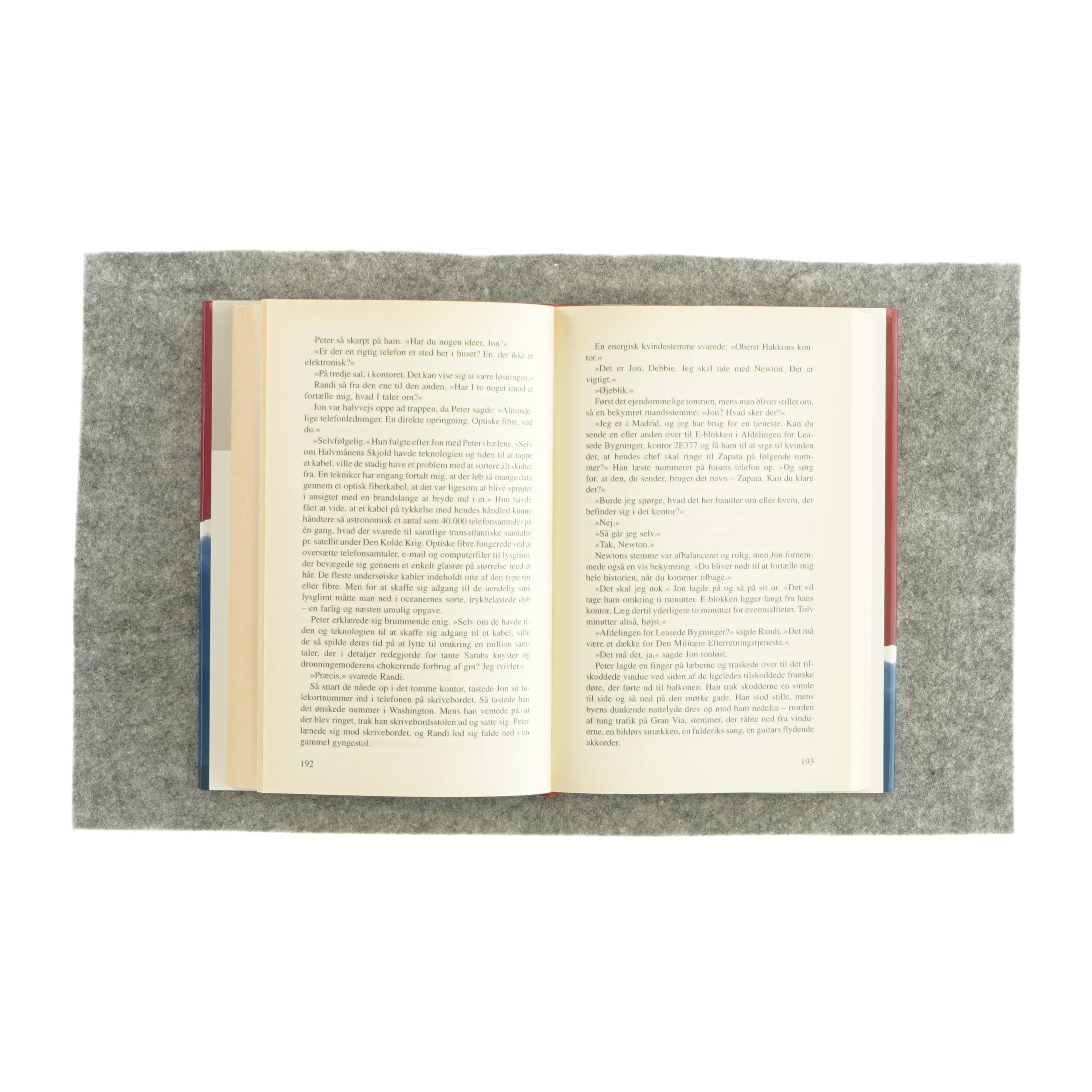 Attentat i Paris af Robert ludlum (Bog)