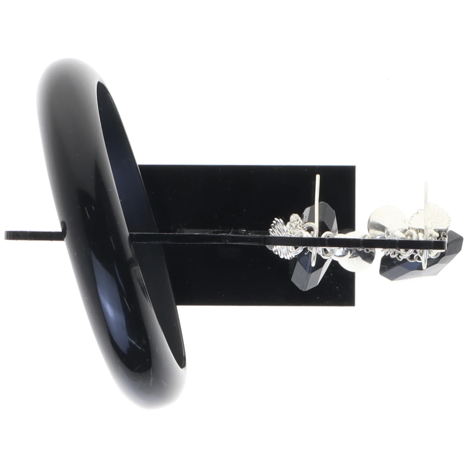 Sæt med armbånd og øreringe i sort og sølvfarve (str. 7 cm og 7 x 2 cm)