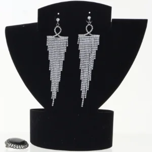 Sølvfarvede frynseøreringe og ring (str. Ørestik 13 x 3 cm broche ø 3 komma 5 cm)