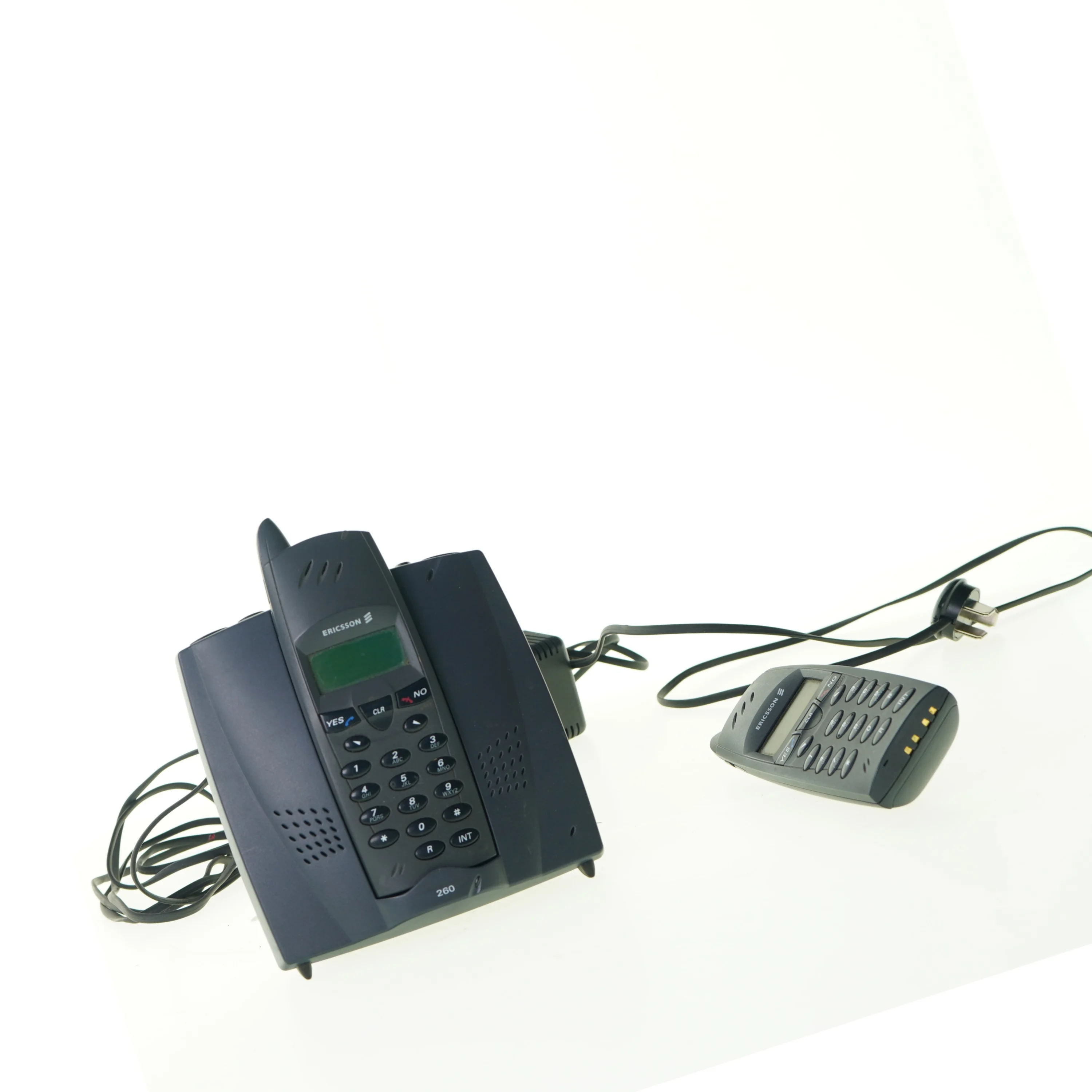 Telefon fra Ericsson (str. 14 x 5 cm)