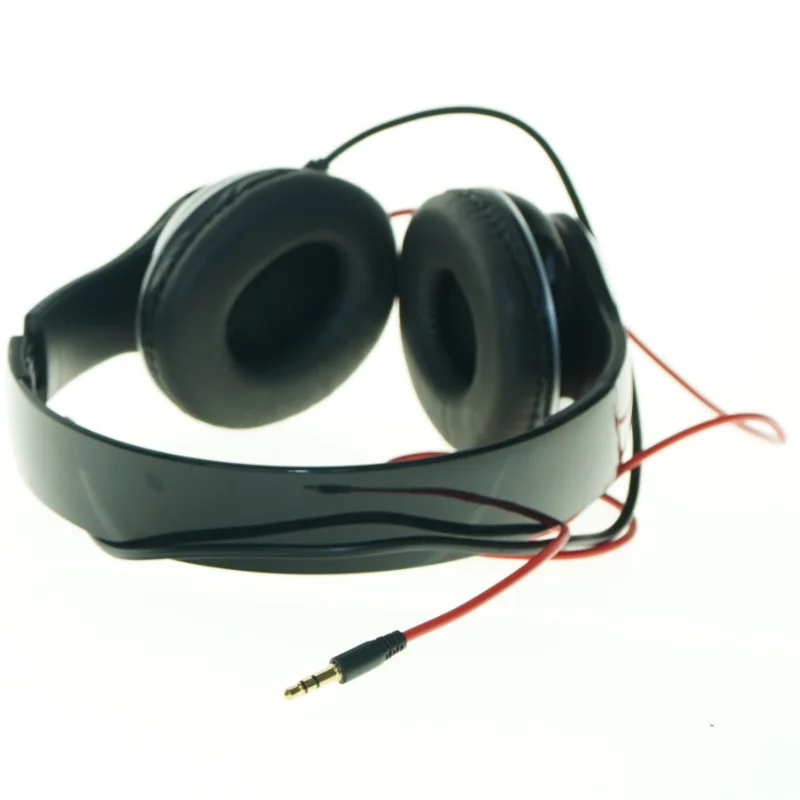 Sorte hovedtelefoner med rødt kabel (str. 17 x 19 cm)