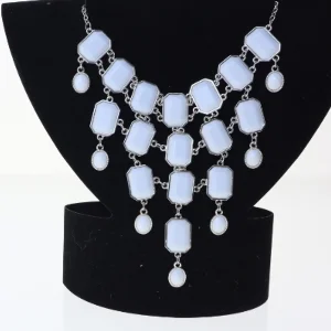 Sølvfarvet halskæde med hvide sten (str. Kæde 46 cm smykke 15 x 12 cm)