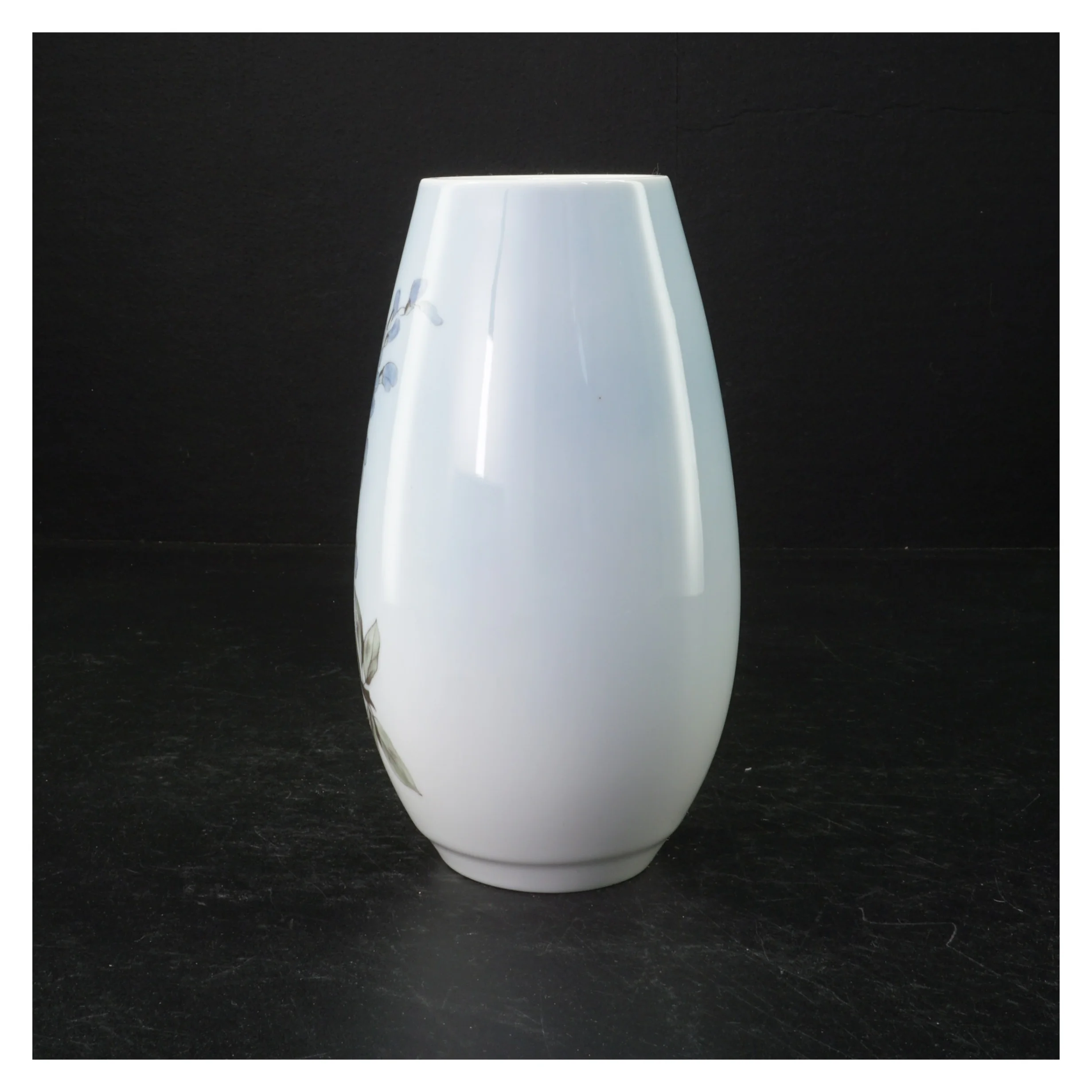 Porcelænsvase med blåregn fra B&G 