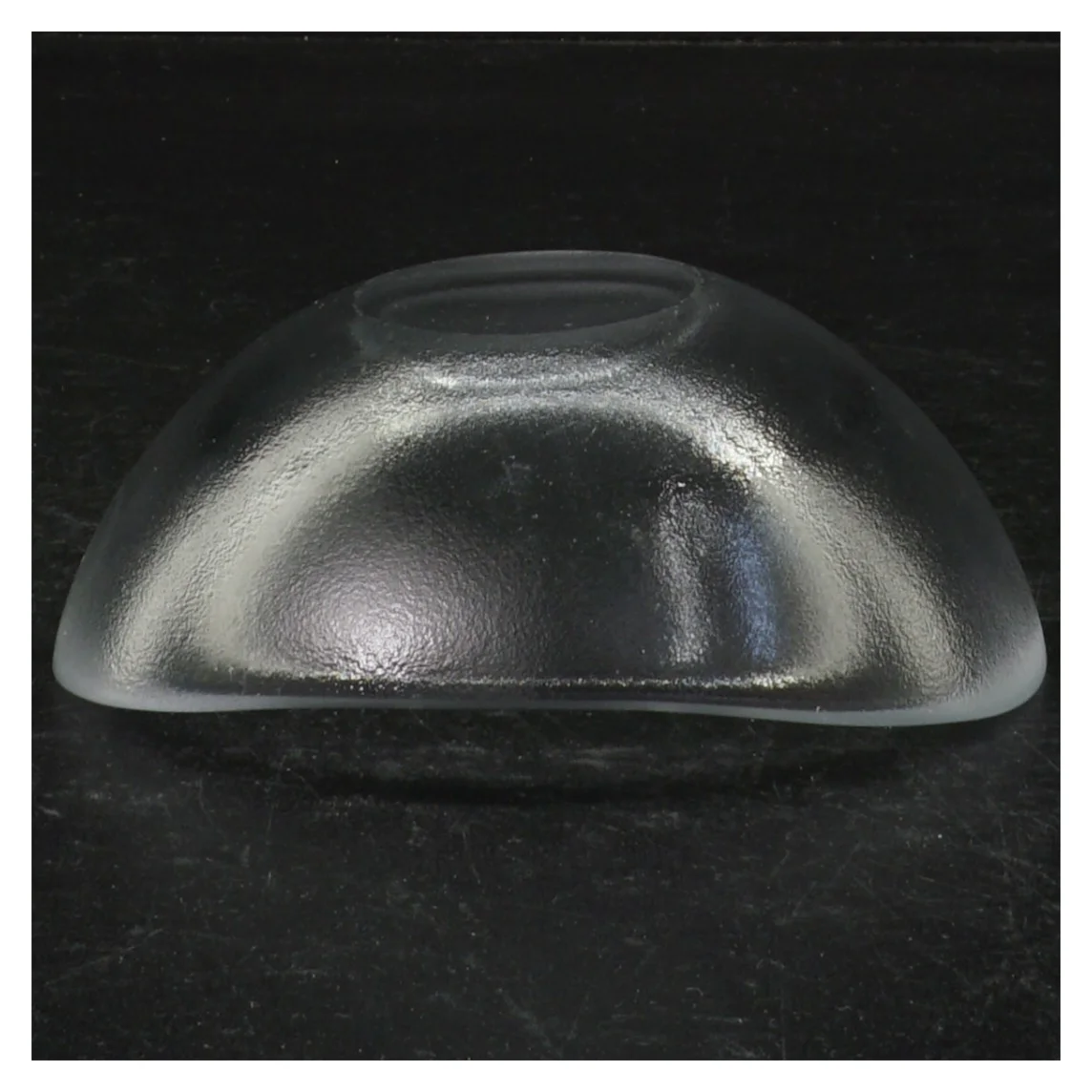 Glasskål fra Royal Copenhagen (str. Størrelsen er ikke angivet, men fadet ser større ud end en almindelig tallerken.)