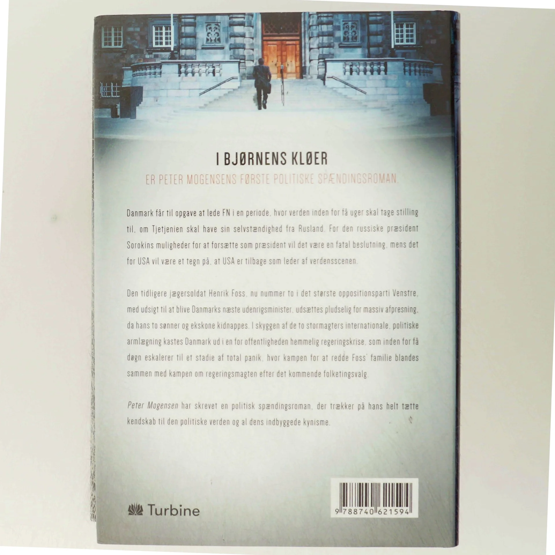 I bjørnens kløer : spændingsroman af Peter Mogensen (f. 1965-01-06) (Bog)