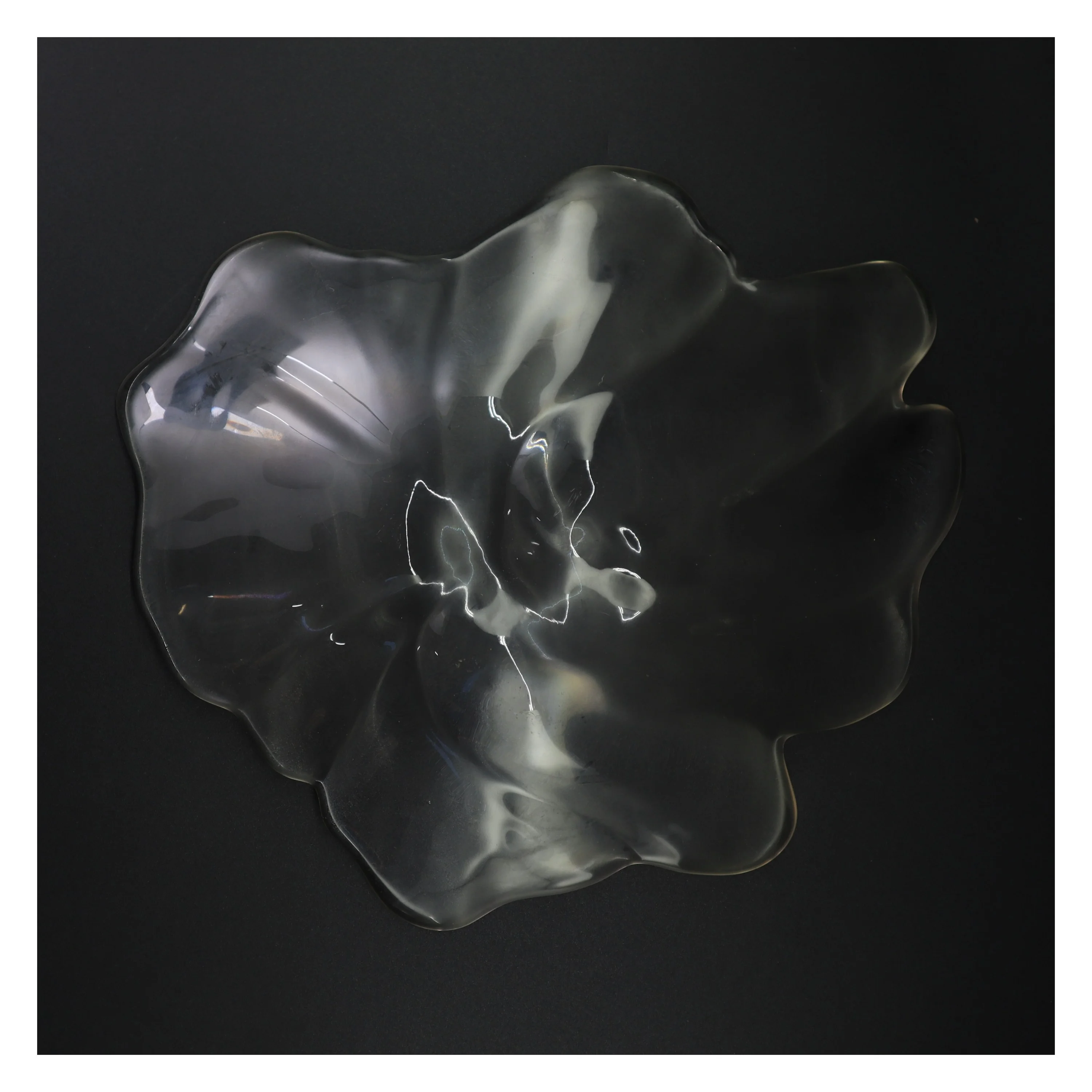 Glas skål i bladform (str. 35 x 25 cm)