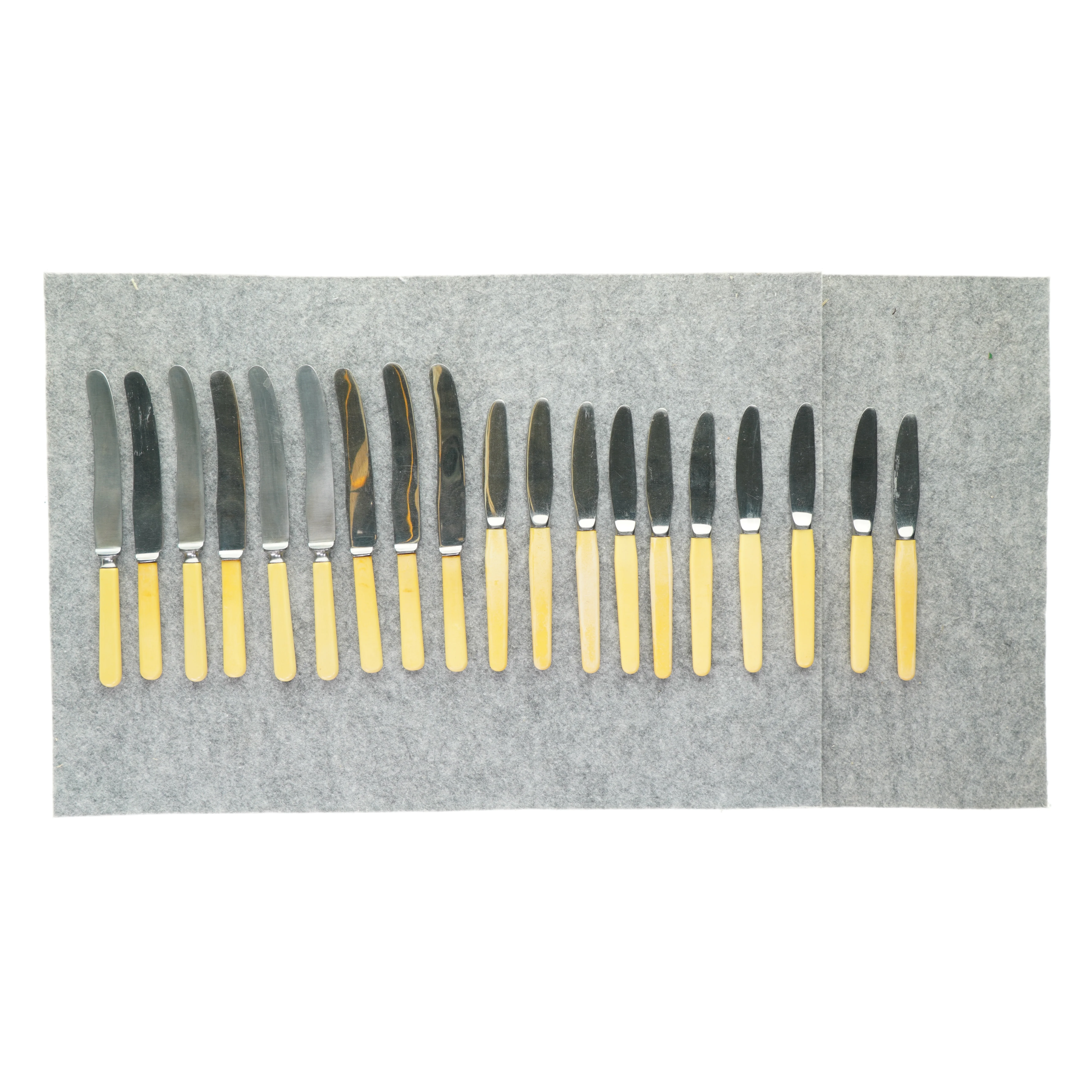 Knivsæt (19 stk.) fra Tomt (str. L:22cm og L: 24,5cm)