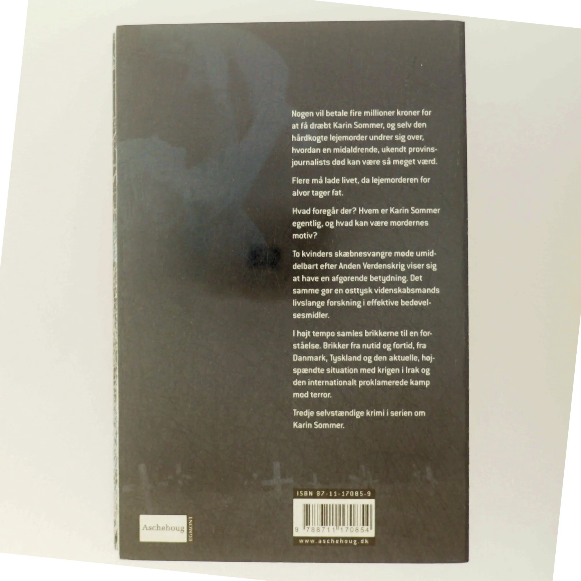 Under fuld bedøvelse : kriminalroman af Gretelise Holm (f. 1946) (Bog)