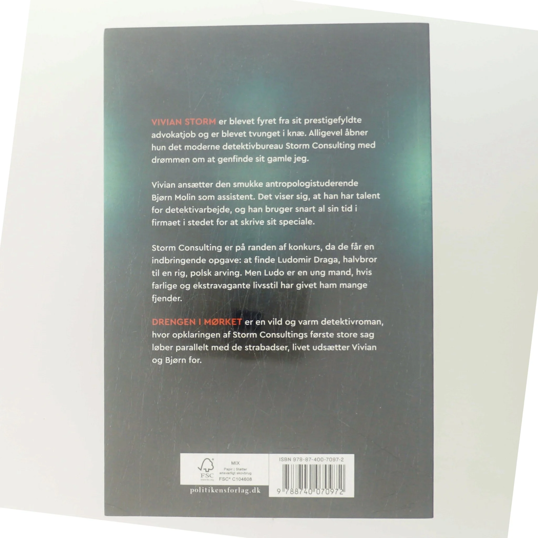 Drengen i mørket : spændingsroman af Anne-Sophie Lunding-Sørensen (Bog)