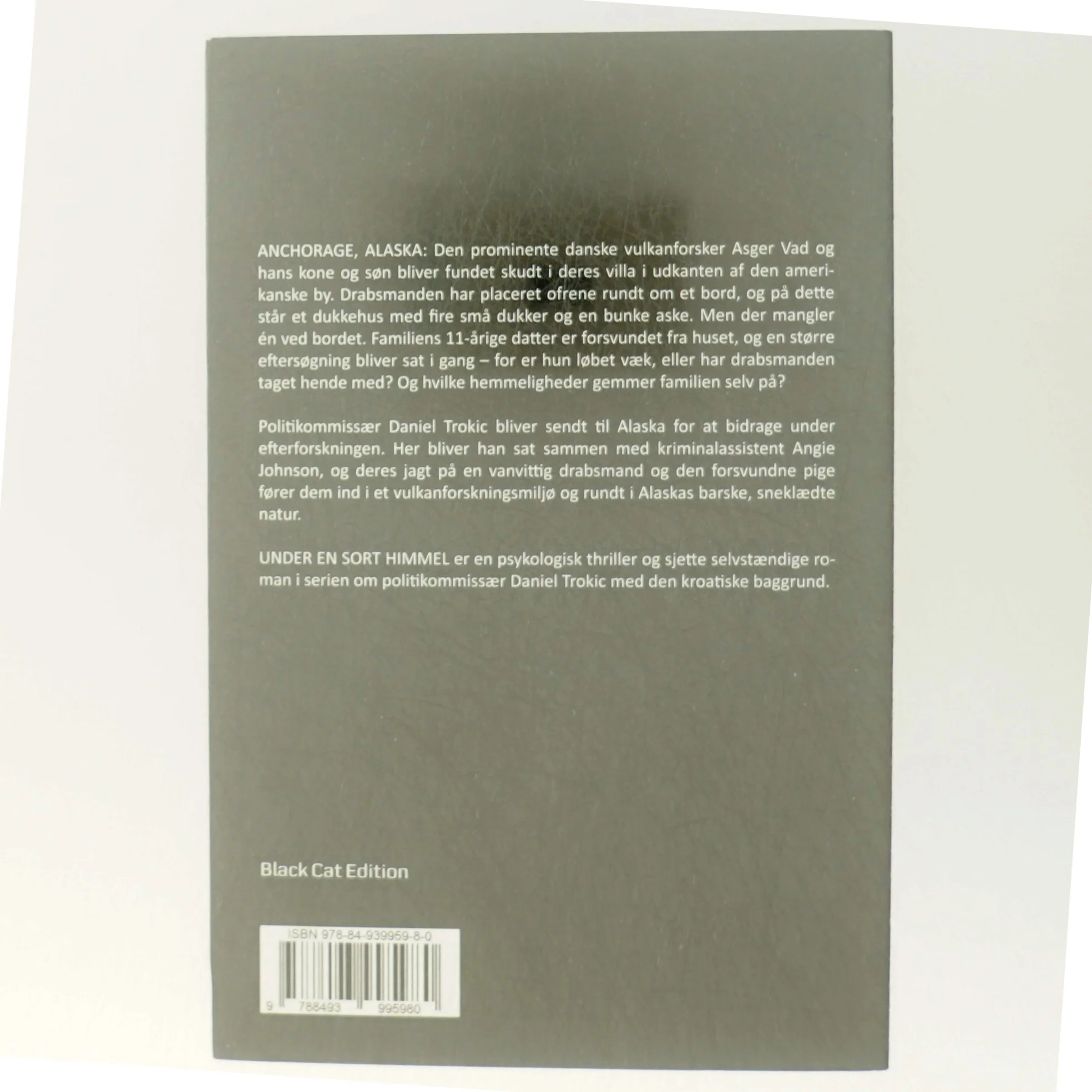 Under en sort himmel : krimi af Inger Wolf (Bog)