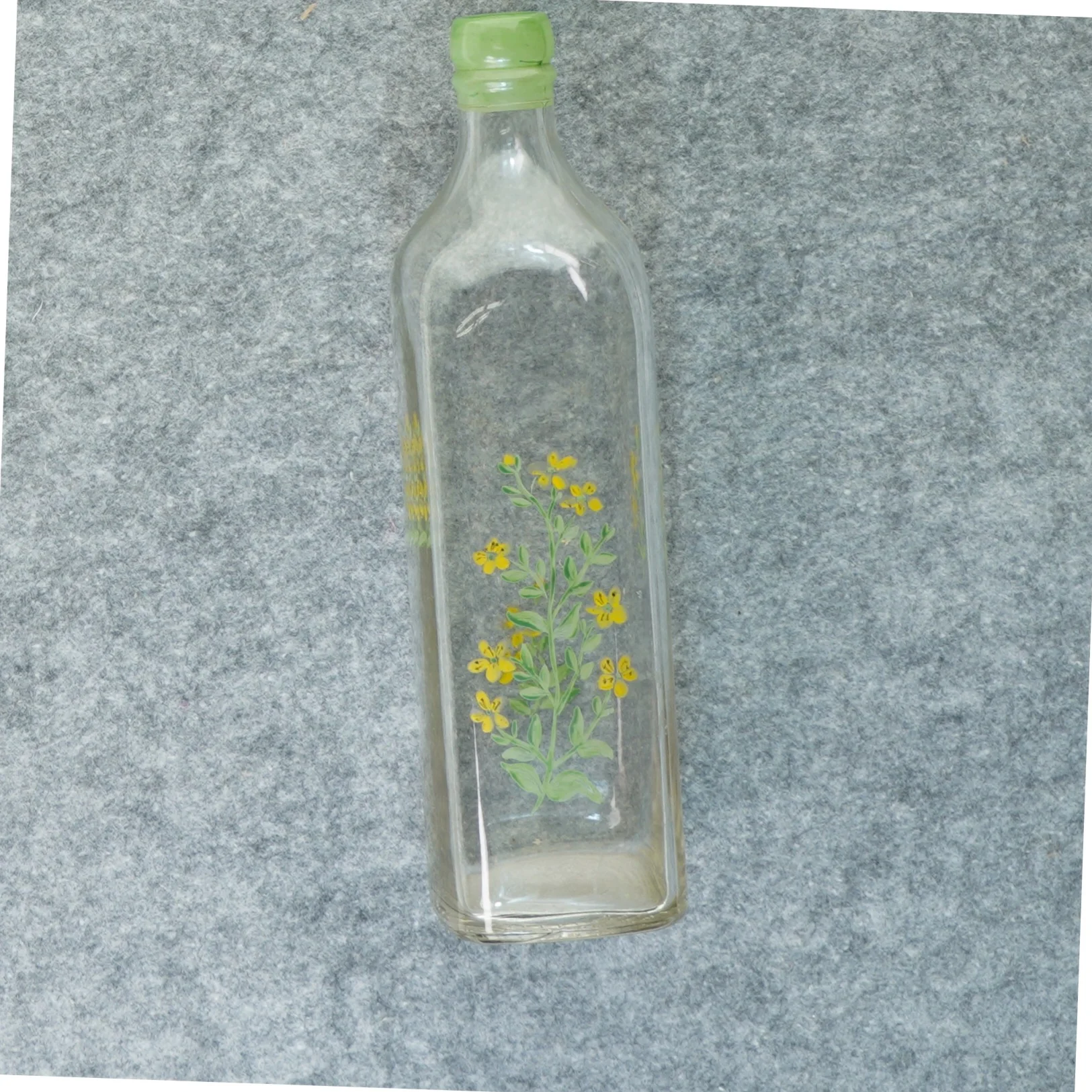 Gammel flaske vase med blomstermotiv (str. 27 x 7 cm)